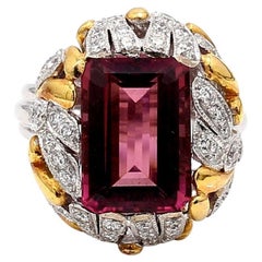 Rubí de 8,00 quilates Diamante redondo brillante de 2,00 quilates Anillo de cóctel de oro blanco de 14 quilates