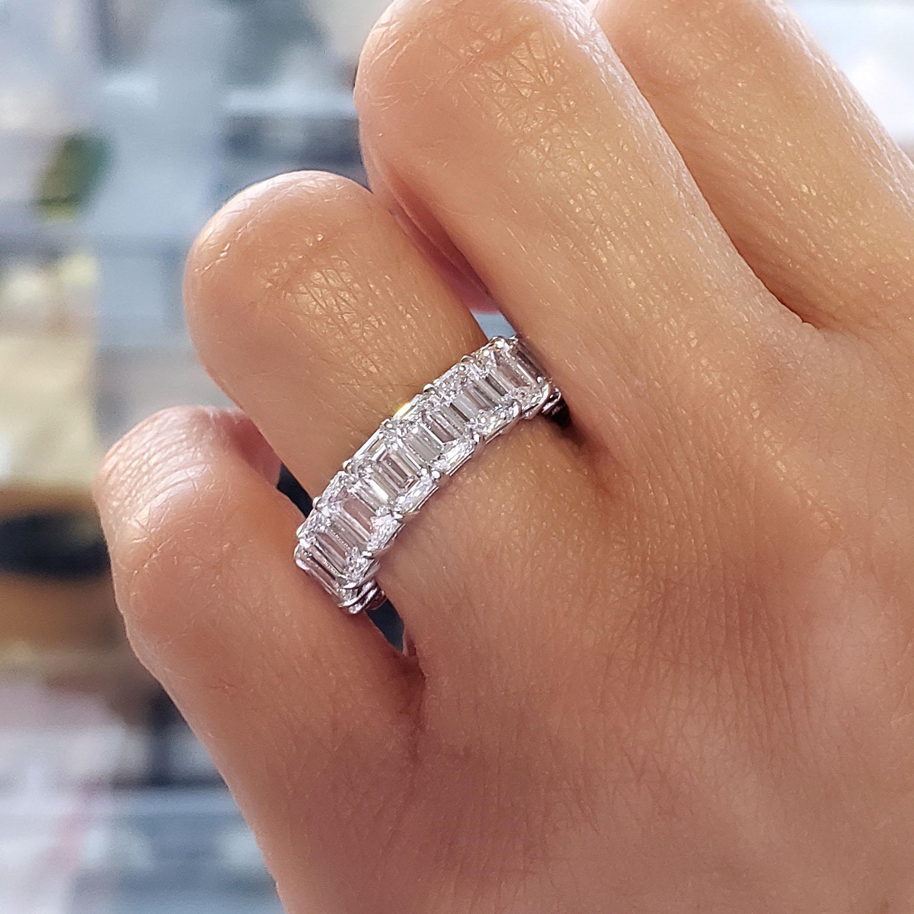 Im Angebot: 8,00 Karat Shared Prong Smaragdschliff Diamant Eternity-Ring G Farbe / VS1 18K Gold () 3
