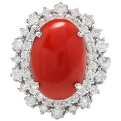 Impressionnante bague en or blanc 14 carats avec corail et diamants de 8,00 carats