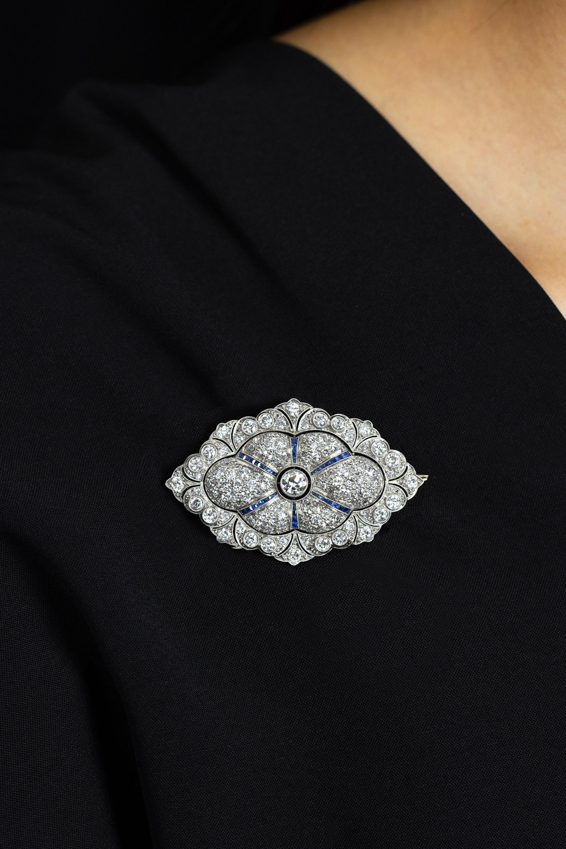 8.00 Carats Total Round Diamond and Sapphire Brooch in White and Yellow Gold For Sale 1