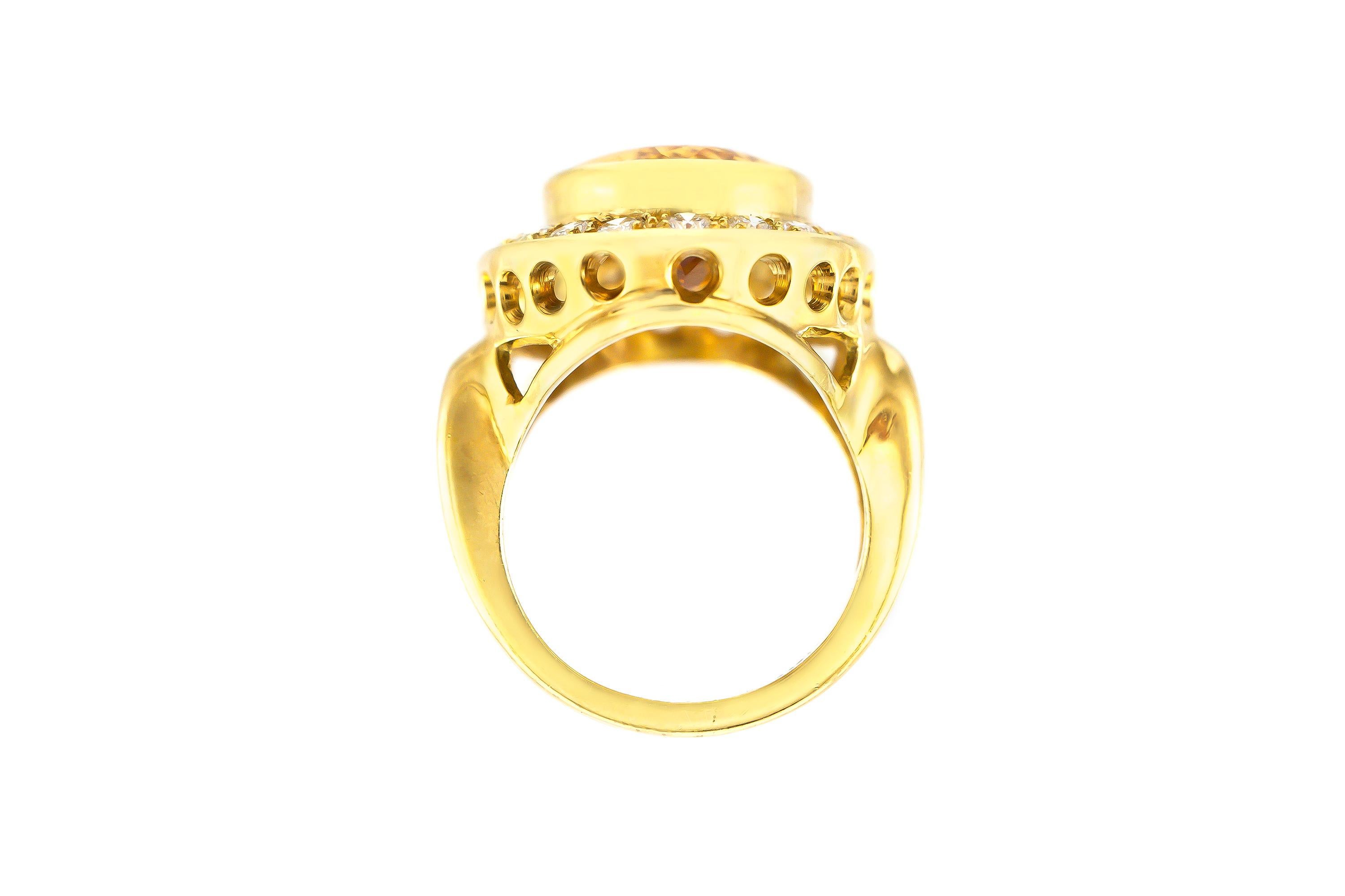 Der Ring ist fein in Handarbeit in 18k Gelbgold mit Citrin 8,00 Karat als Mittelstein und Diamanten um, dass das Gewicht etwa insgesamt 1,60 Karat.
Um 1940.
