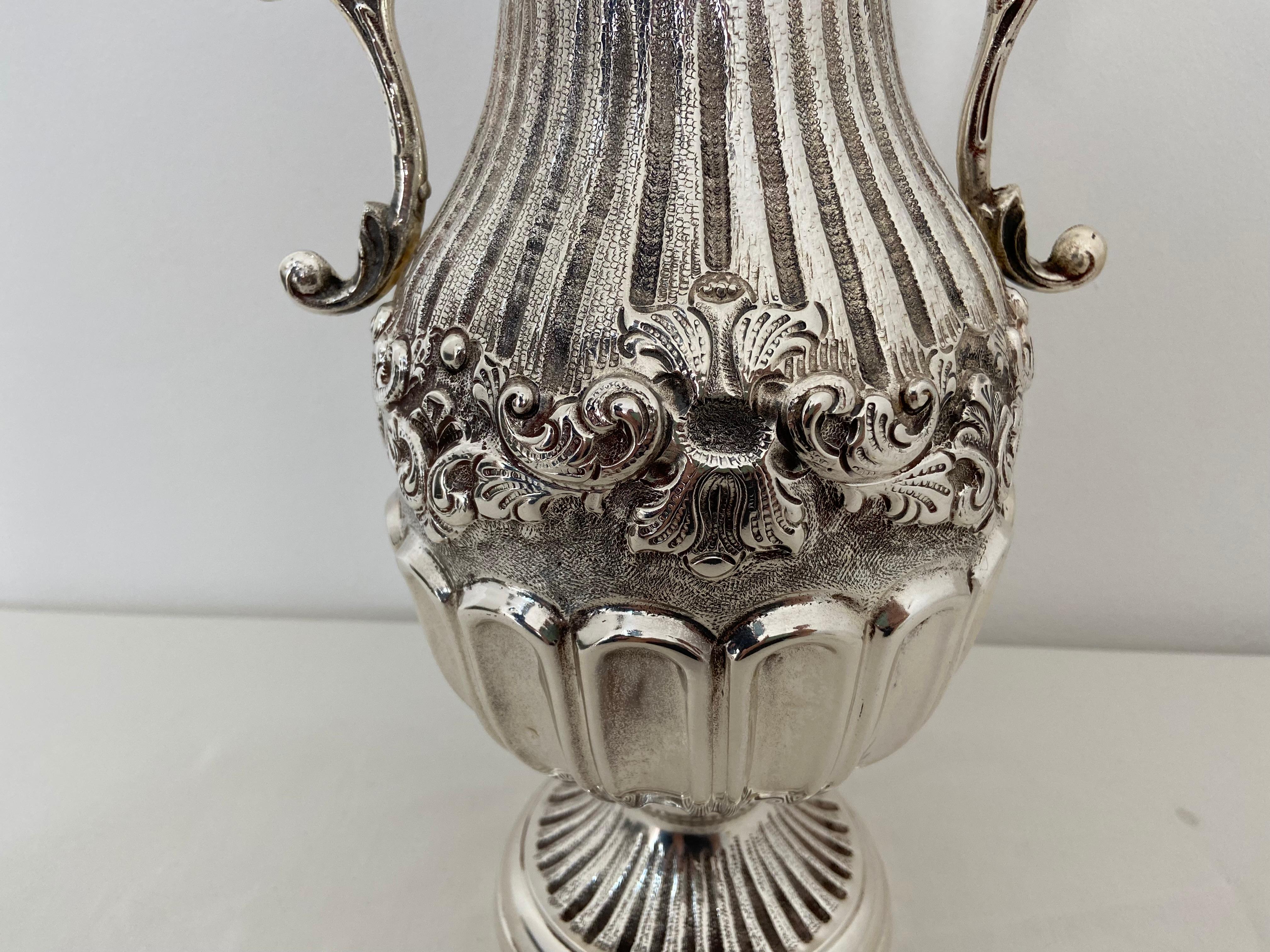 800er Silber Amphora.
Prachtvolle 800er-Silber-Amphore, italienische Produktion. 42 cm hoch und 23 cm breit. Er wiegt 1482 Gramm. Regelmäßig mit Staatsmarken gestempelt. Ich versand in einer eleganten Geschenkbox.