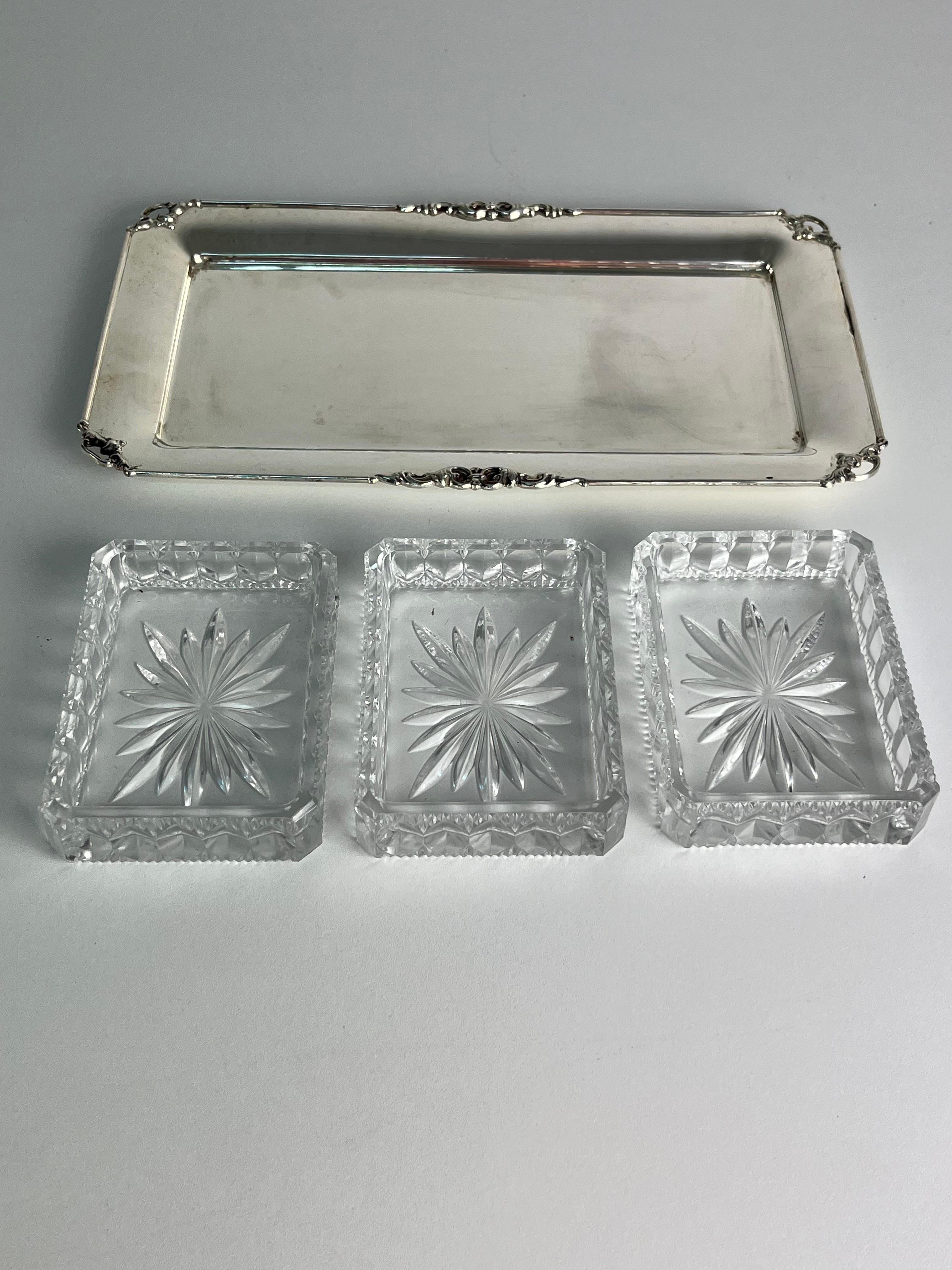 Piatto da antipasto 800 in argento e vetro, Made in Italy, anni '80
Un oggetto molto elegante che abbellirà la tua tavola. Dotato di tre piccoli vassoi di vetro.
Il peso netto dell'argento 800 è di 310,00 grammi.
Regolarmente marcati con timbri di
