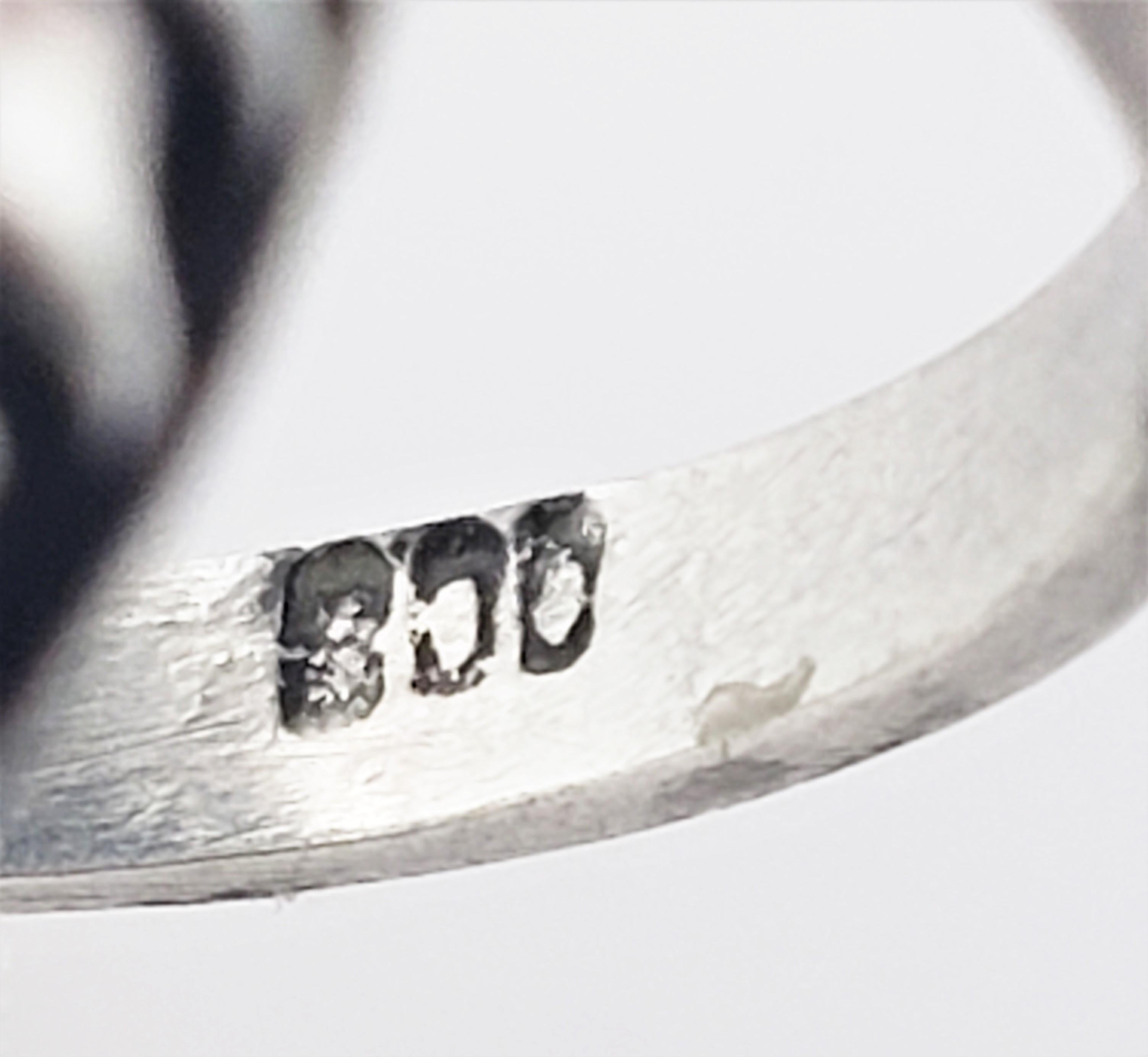 800 Silber blau marmoriert Cabochon Stein Ring Größe 6.25-

Dieser schöne Ring besteht aus einem ovalen blau marmorierten Cabochon (16 mm x 12 mm x 11 mm), der in wunderschönes Silber gefasst ist. Die Oberseite des Rings misst 23 mm x 18 mm. Schaft: