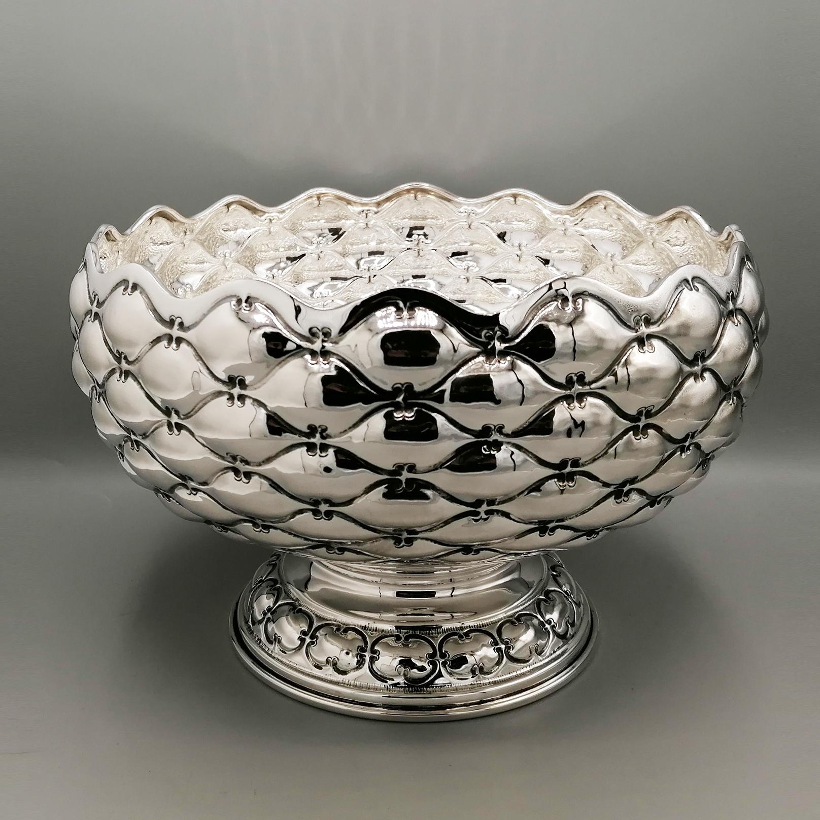 800 silver centerpiece with pineapple design.
The body is rounded with a jagged upper edge on which a smooth edge has been welded as a finish.
Embossments and chisels reminiscent of the pineapple design have been made on the body.
A solid round base