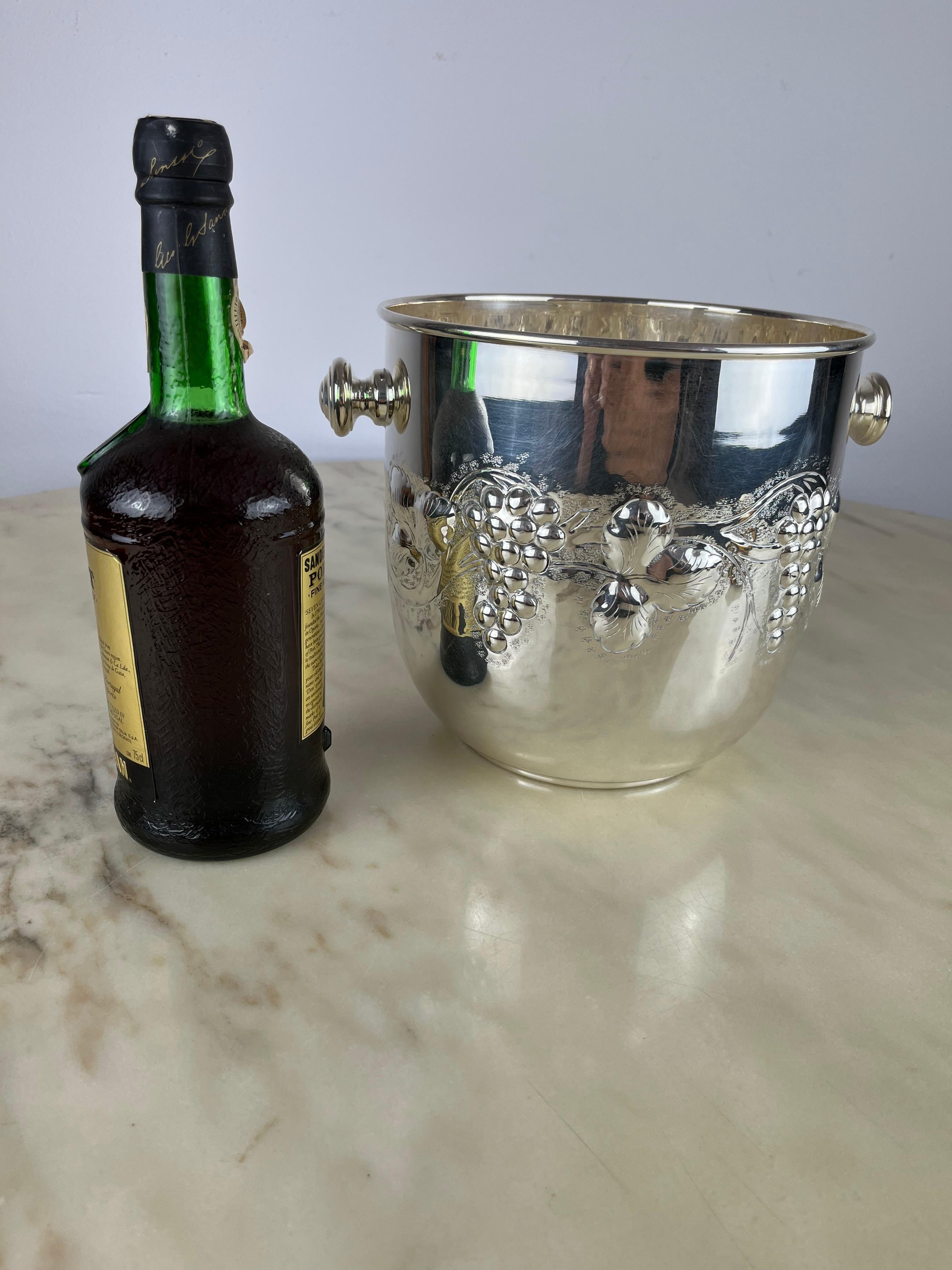 800 silver champagne bucket, Italy, 1980s.
Belonged to my grandparents and never used. Small signs of wear, overall in more than good condition. Regularly stamped with state marks. It weighs gr. 1064.00.