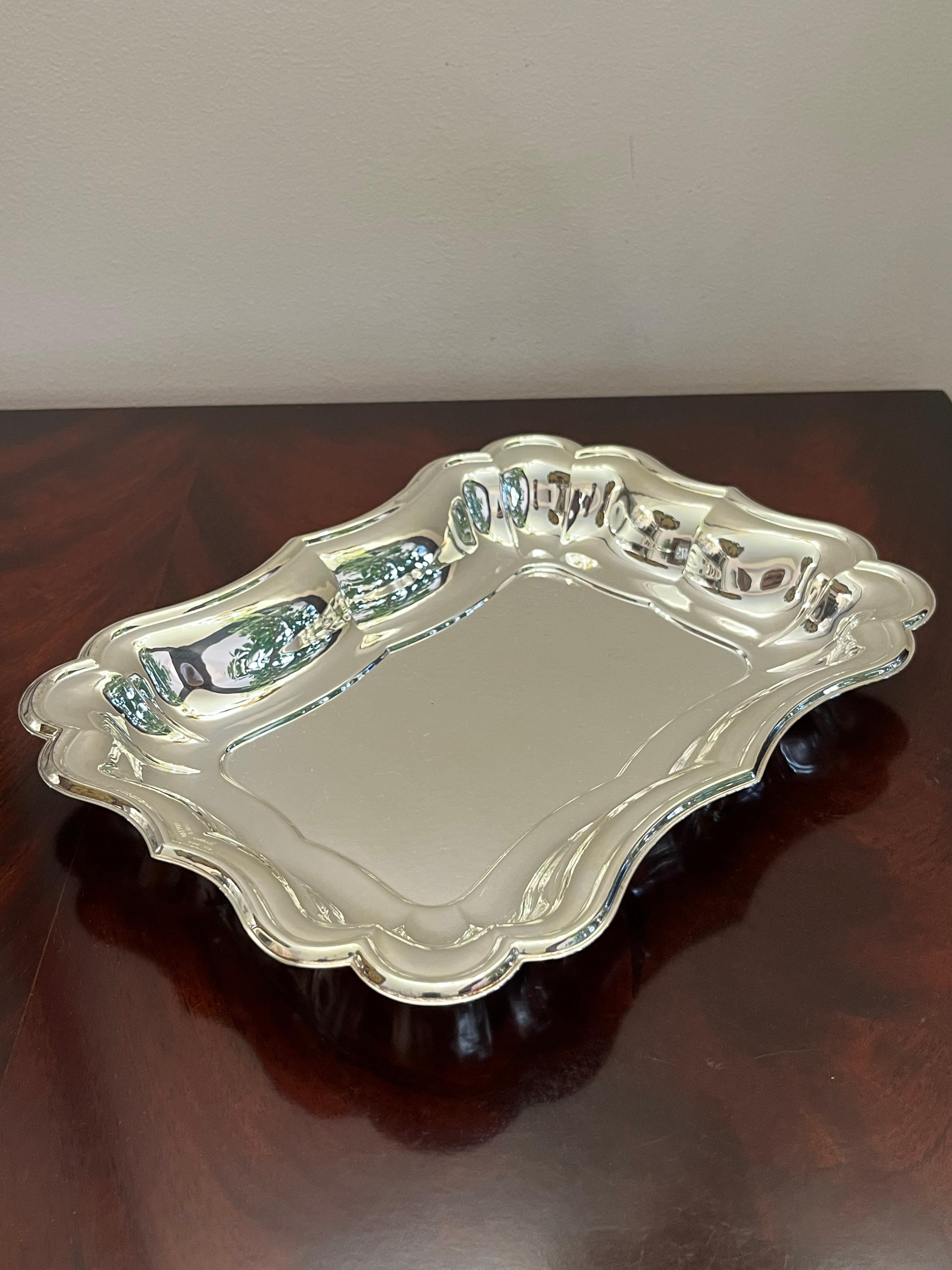 800 silver coin tray, Italy, Argenteria Greggio, 1980s
Worked and beaten by hand, it is a very beautiful and elegant object. It weighs gr. 270. Regularly stamped with state marks certifying the fineness of the silver and the producer. Small signs of