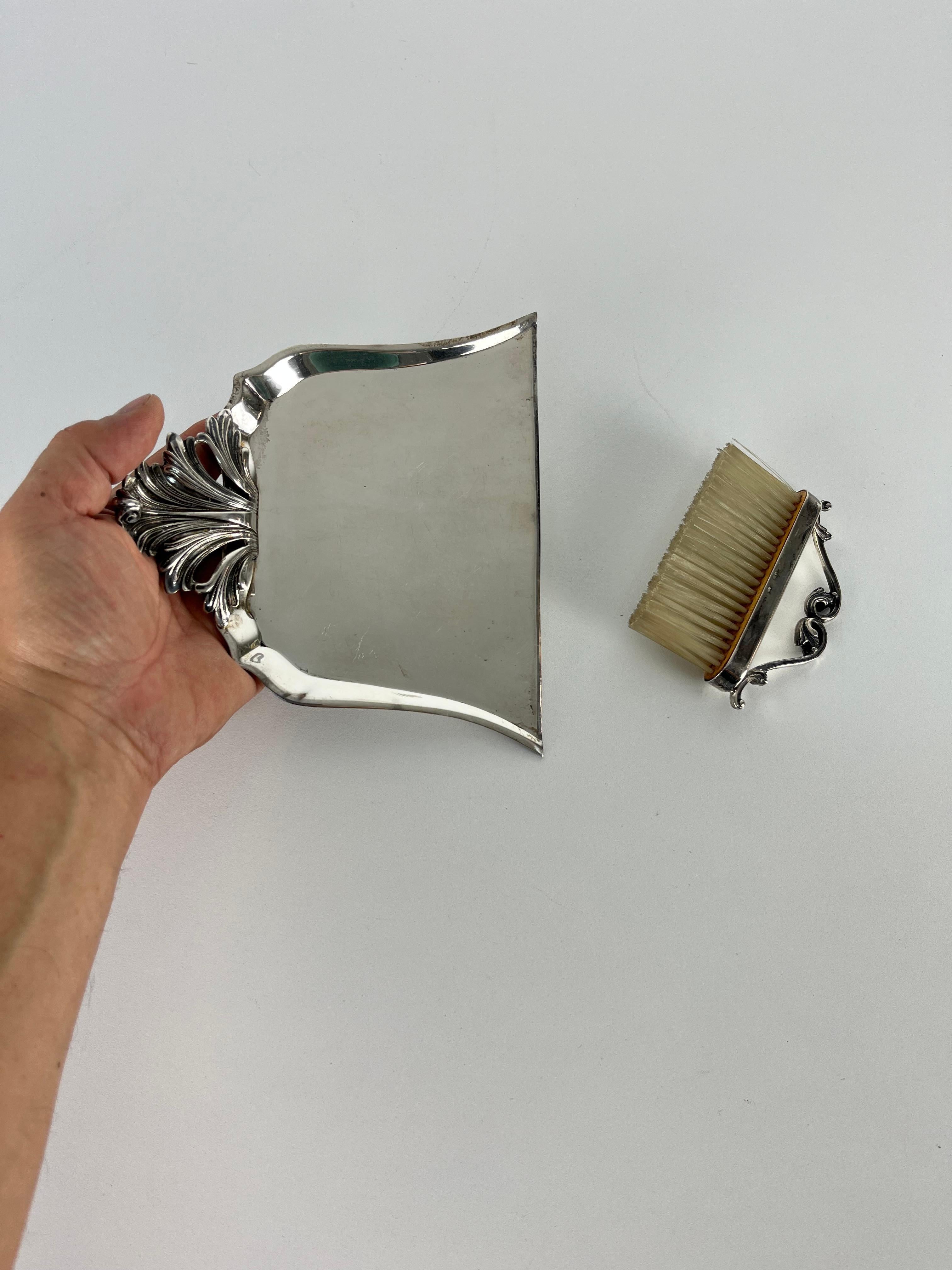 800 Raccoglitore di briciole e spazzola in argento, Made in Italy, anni '80
La pala misura 20 cm x 17 cm x 4 cm e pesa 216,00 grammi.
La spazzola misura 12 cm x 8,5 cm x 4 cm e pesa 84,00 grammi.
Peso totale 300.00 grammi.
Acquistato da Barraja, uno