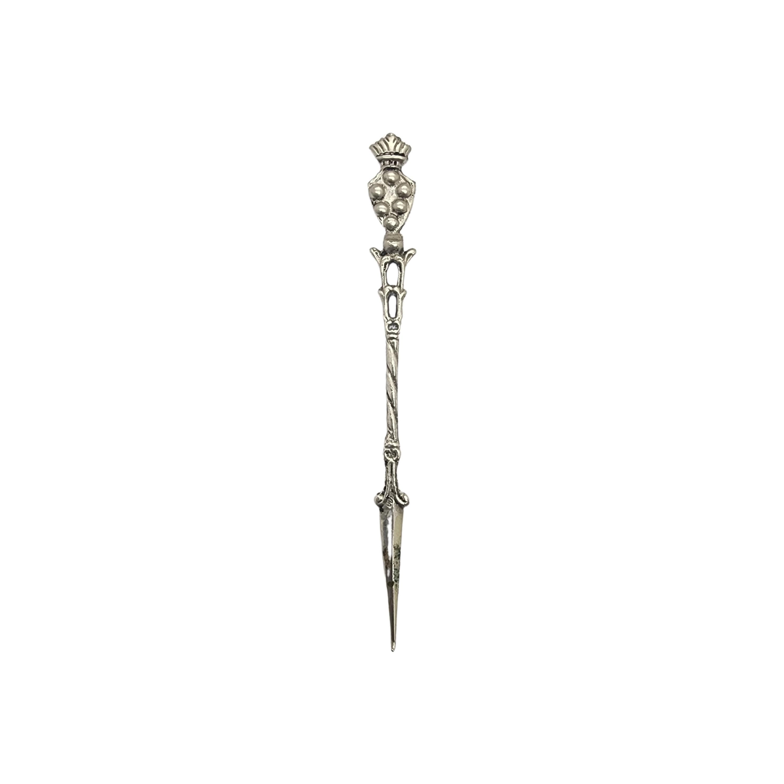 800 silver Fleur de Lis Shield nut pick.

This nut pick is topped with a shield and features a twist design.

Measure approx 4