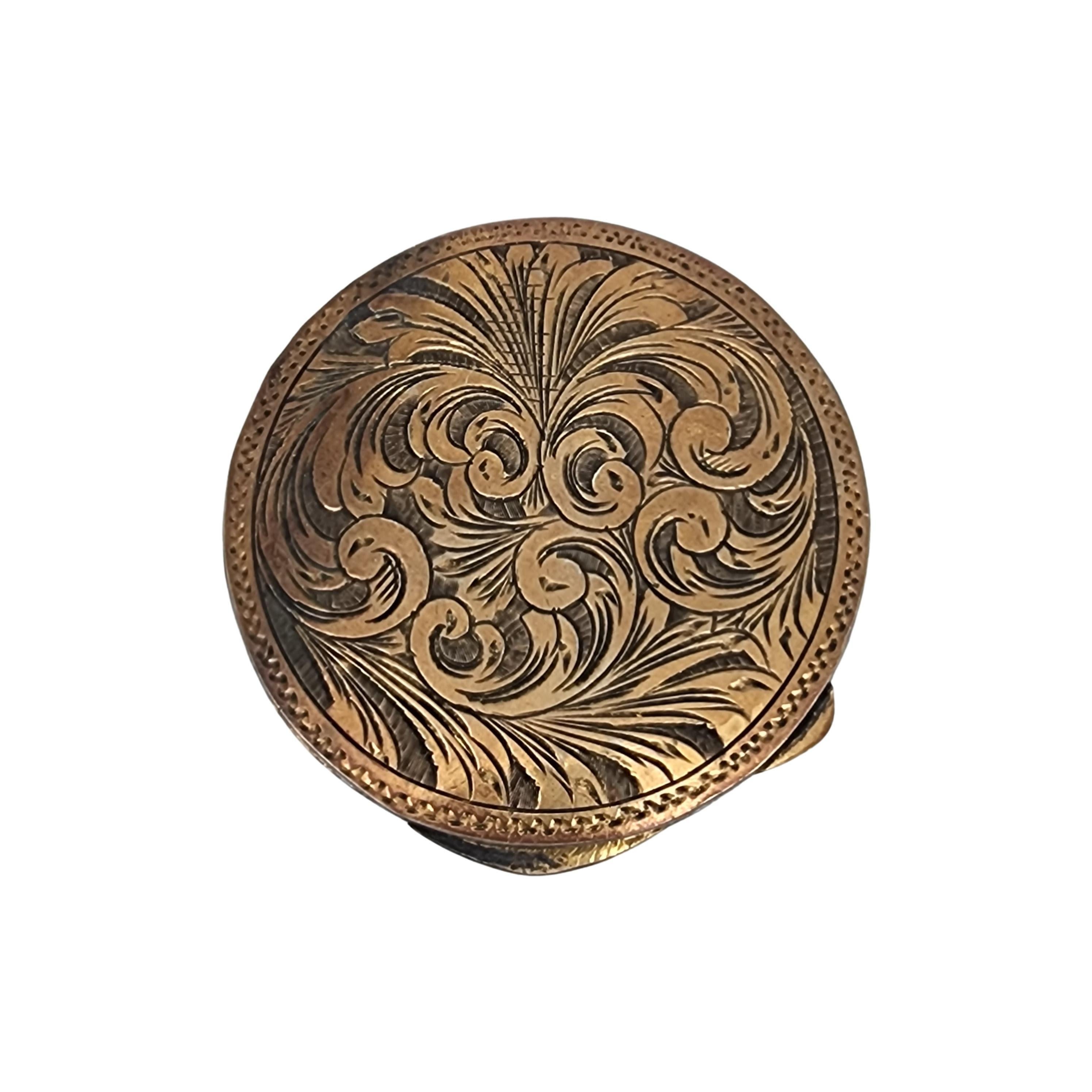 Italienische 800 Silber Gold Vermeil und geschnitzt Muschel und Emaille kompakt.

Diese italienische Puderdose ist mit 800er Silber vergoldet und hat ein geätztes Schneckenmuster. Die Muschel ist auf einer Seite mit einer romantischen Szene