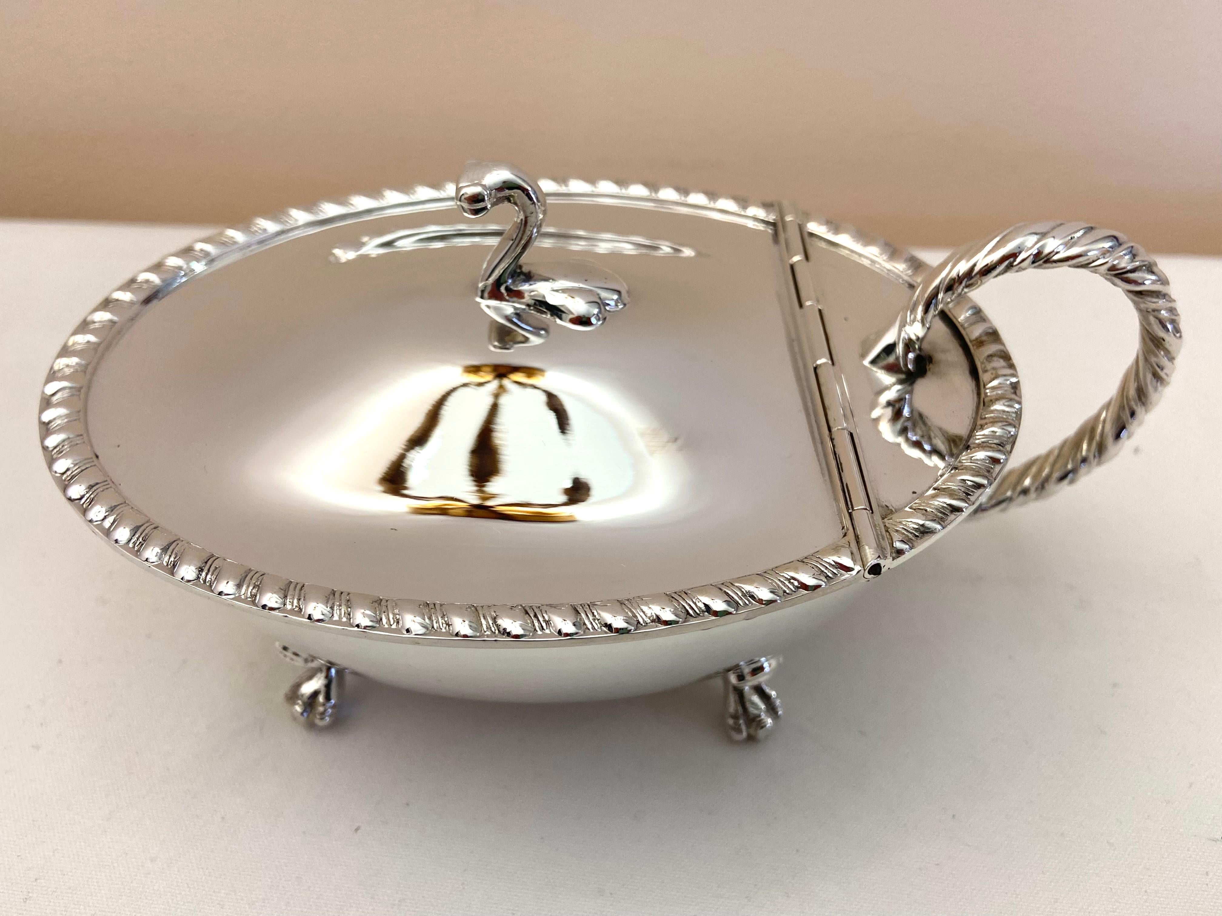 800 silver gravy boat.
At the price of pure silver gravy boat 800 thousandths.Made in Italy.
New item from my jewelry. It measures 16 cm by 11 cm. It weighs 310.00 grams. Regularly stamped with state trademarks, I ship in an elegant gift box.