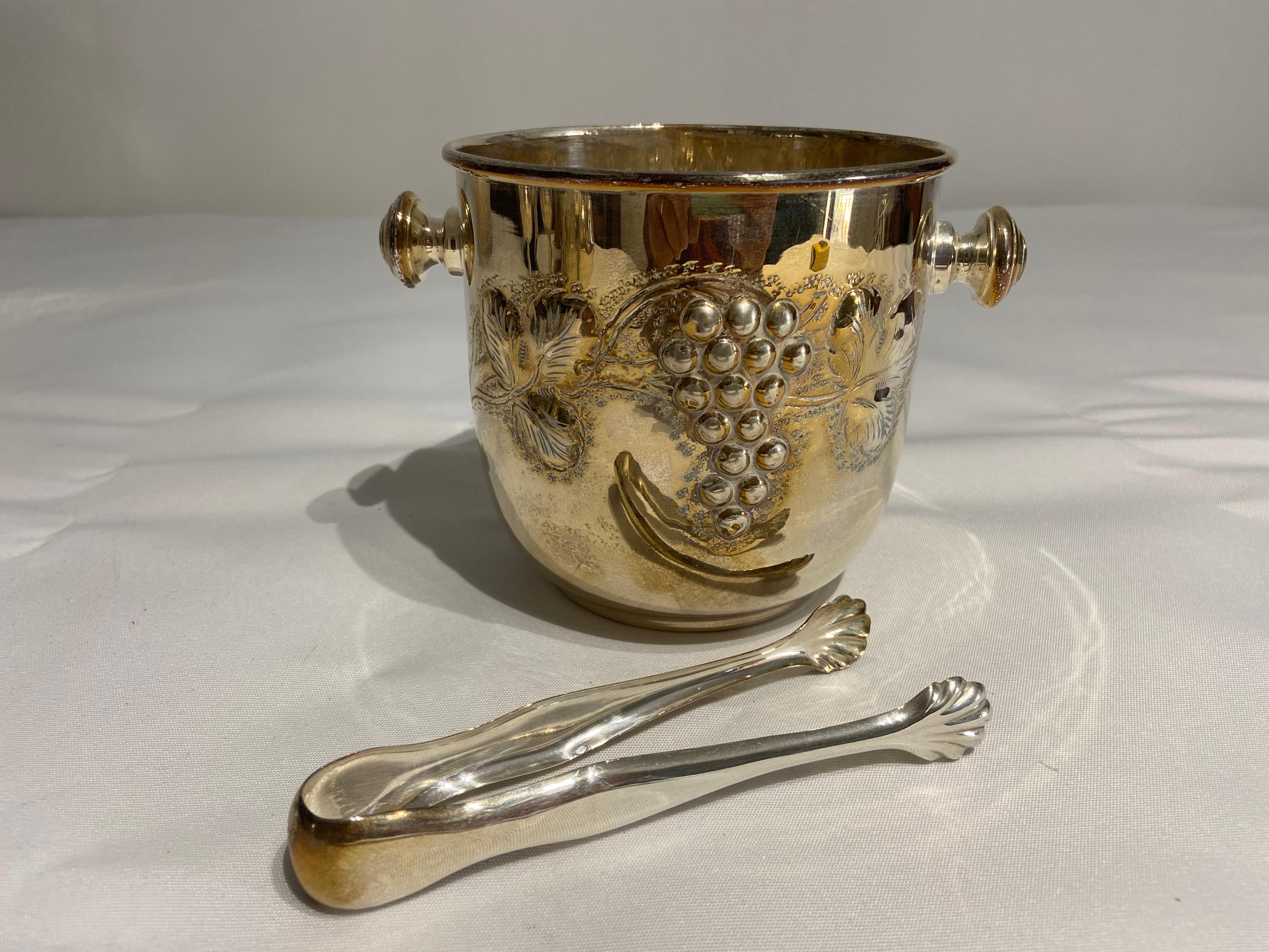 800 Silver Ice Bucket Set and 800 Silver Clamp
Diameter 17 cm (15 cm excluding knobs). The set weighs 353.00 grams (ice bucket 330.00 grams and pliers 23.00 grams).
Never used.
Regularly stamped with state marks.