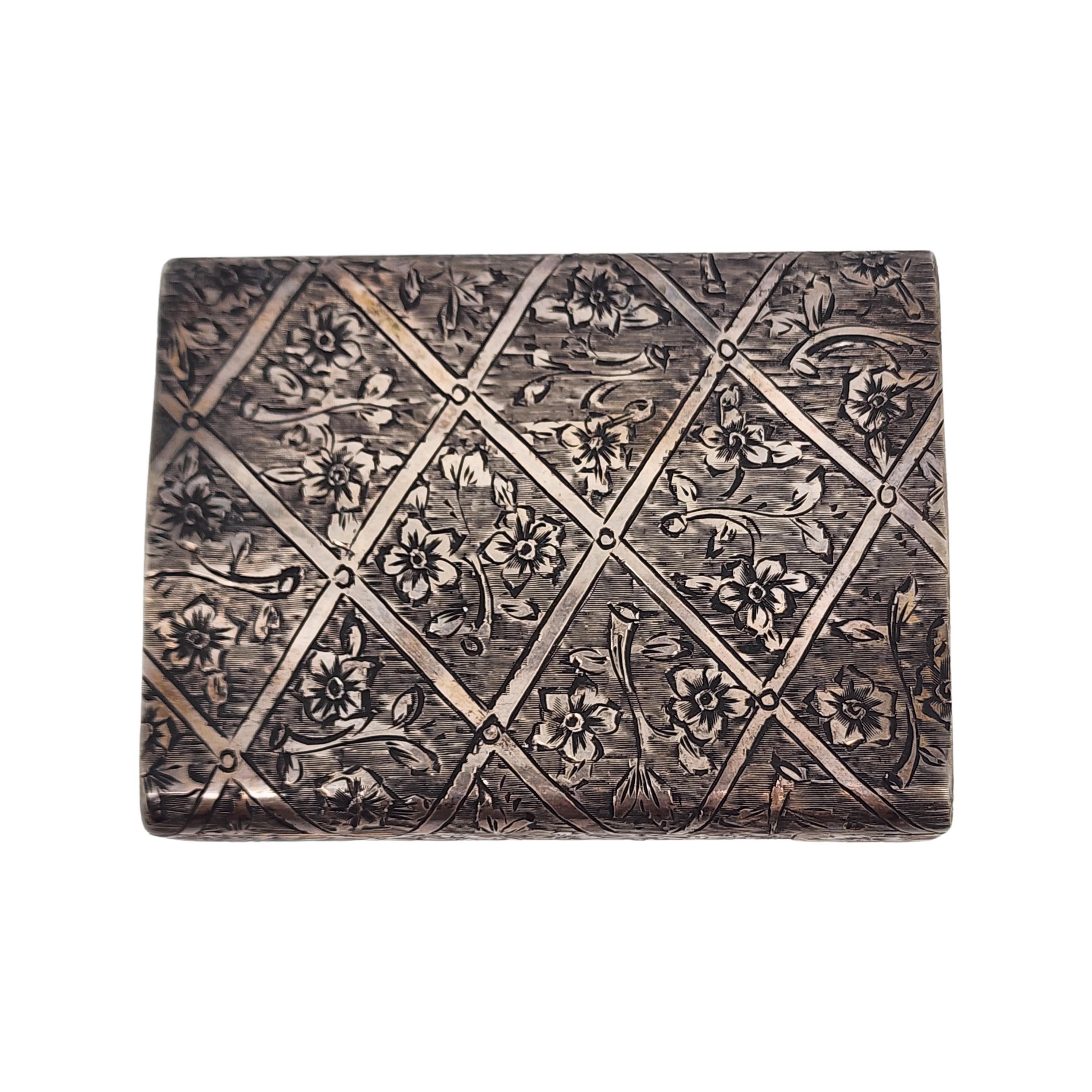 Scatola compatta per rossetto con specchio in argento 800 italiano.

Questo cofanetto italiano è caratterizzato da un bellissimo disegno floreale inciso in argento 800. Premi il quadrato per sbloccare l'astuccio del rossetto e apri la scatola per