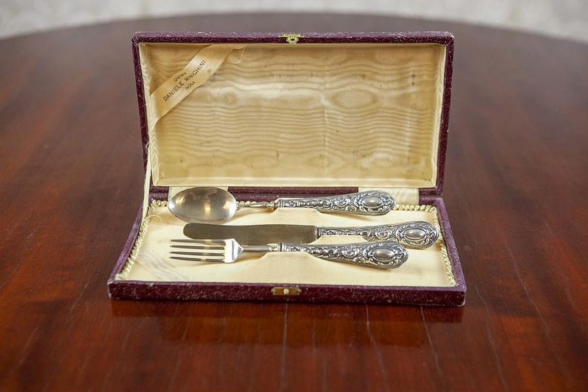 800 Silver Standard Silverware Set from the Interwar Period, Nola, Italy

We present you a set of silverware in the original, antique case, which bears traces of time passage. The silverware is decorated with a repoussé floral motif. The silver