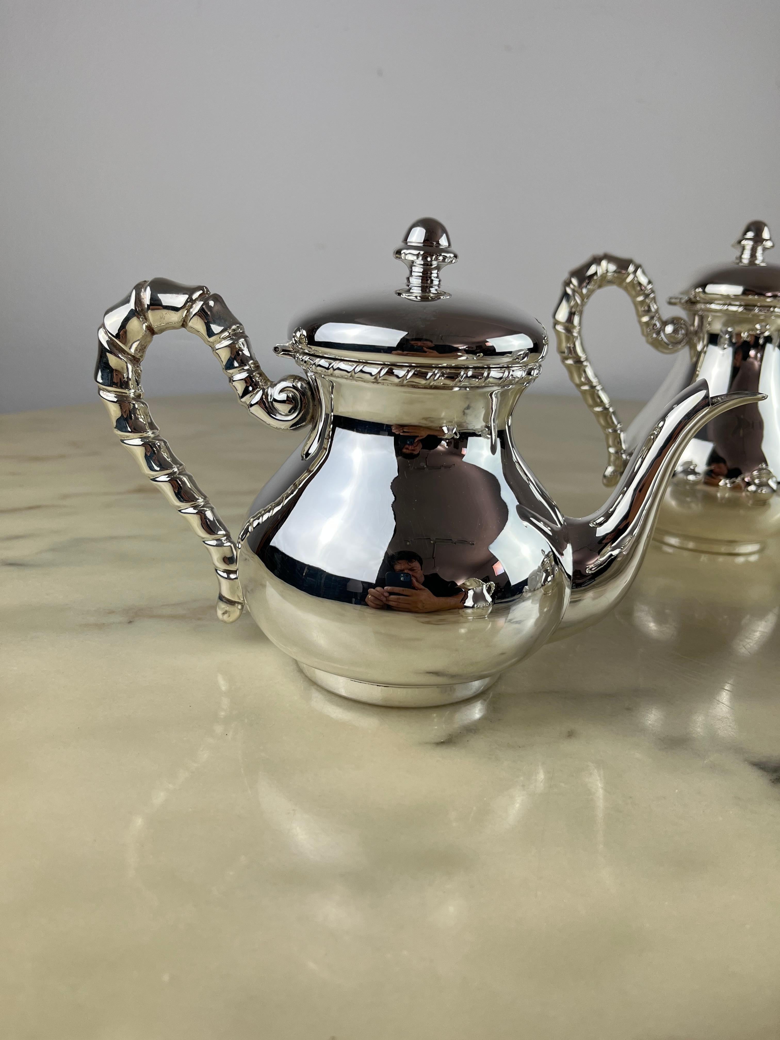 800 silver tea and coffee set 4 pieces
Made in Italy, 80s. Never used. Like New.
Total weight kg. 1.00.
The teapot is 18 cm high, the coffee pot 15 cm.
All the pieces are regularly stamped with State marks.
Teapot cm 18 x cm 16 x cm 9;
Coffee pot 15