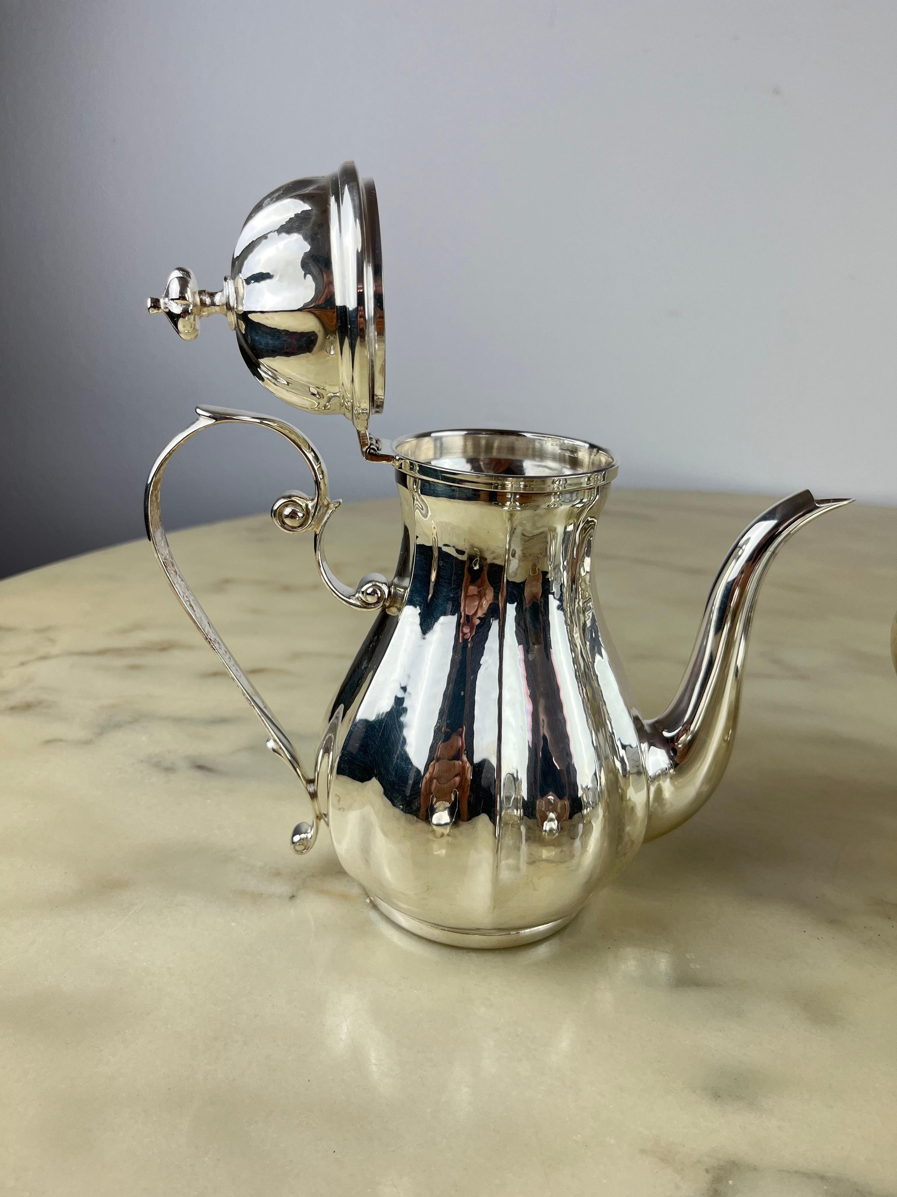 800 silver tea and coffee set 4 pieces
Made in Italy, 80s. Never used. Like New.
Total weight kg. 1.3
The teapot is 20 cm high, the coffee pot 17 cm.
All the pieces are regularly stamped with State marks.
Teapot cm 20 x cm 21 x cm 11 ;
Coffee pot 