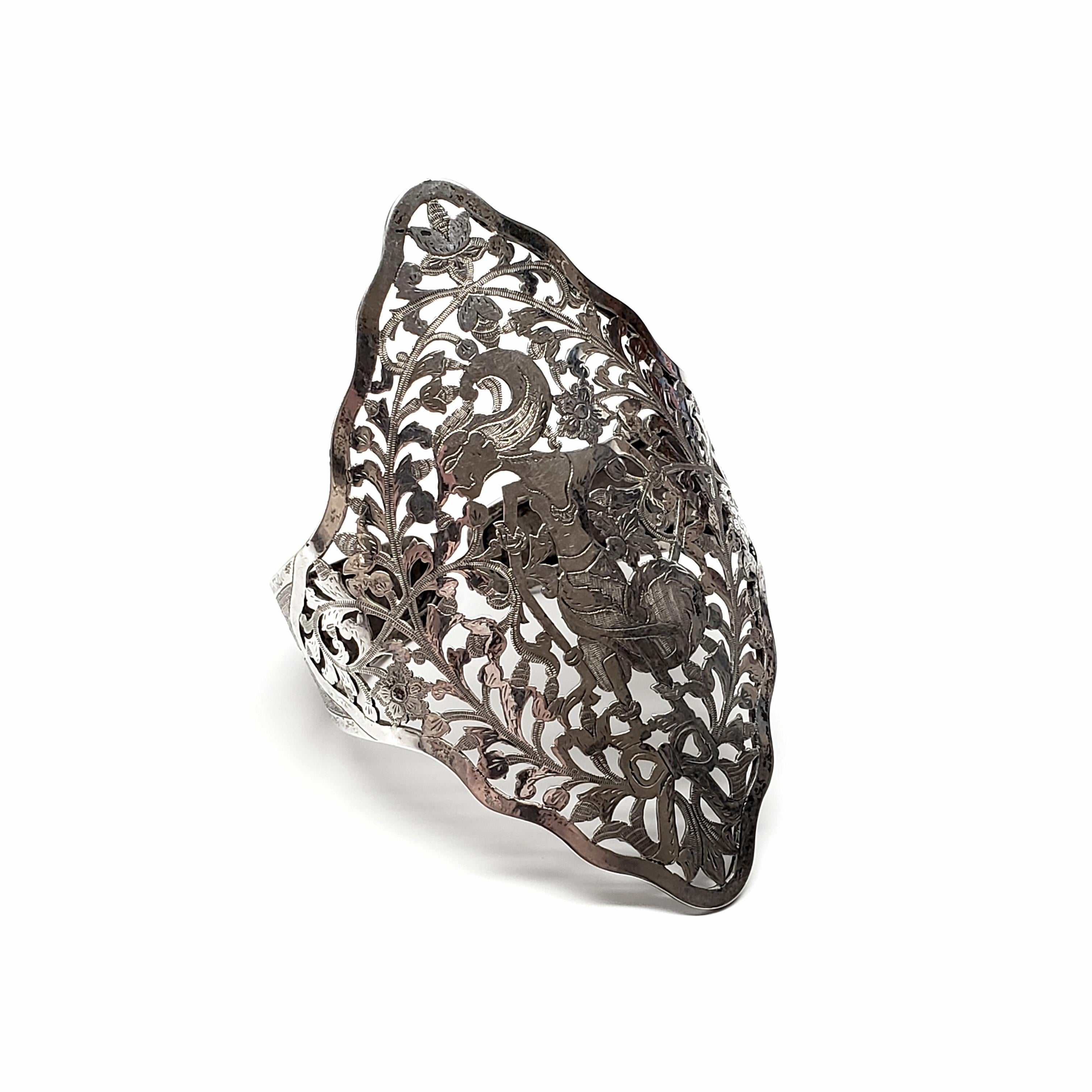 Vintage 800 silver Thai dancer cuff.

This interesting and unique piece features an ornately cut-out flower and leaf design, etched detailing and a Thai dancer at its center.

Measures approx 6 1/2