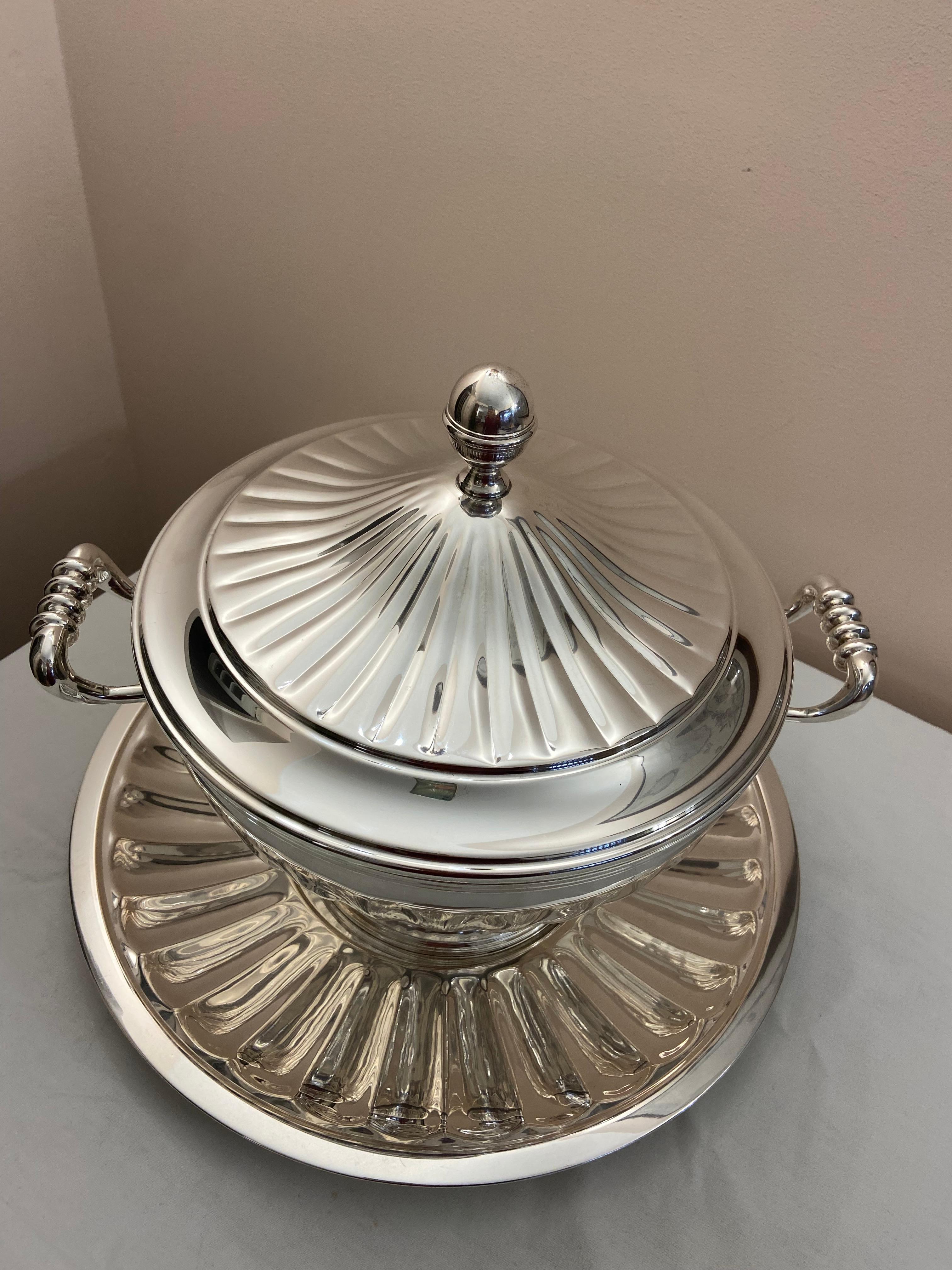 800 silver tureen and plate set, Italian manufacturing. The complete set weighs 3015 grams (the tureen weighs 1345 grams and has a diameter, including the handles of 35 cm; The lid weighs 775 grams and has a diameter of 27 cm; The plate weighs 895