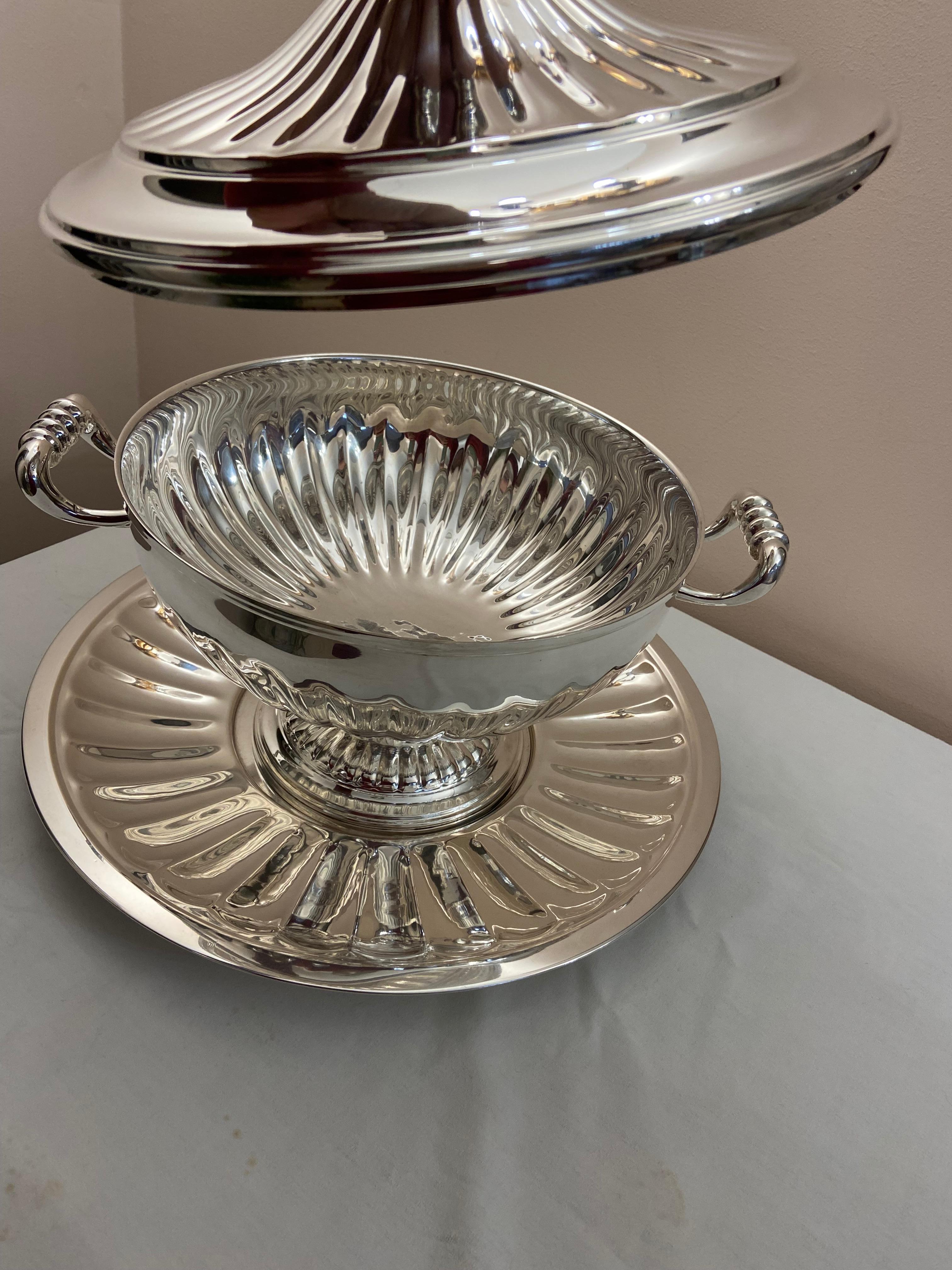 Classical Roman 800 Silver Tureen and plate set, Italian manufacturing For Sale