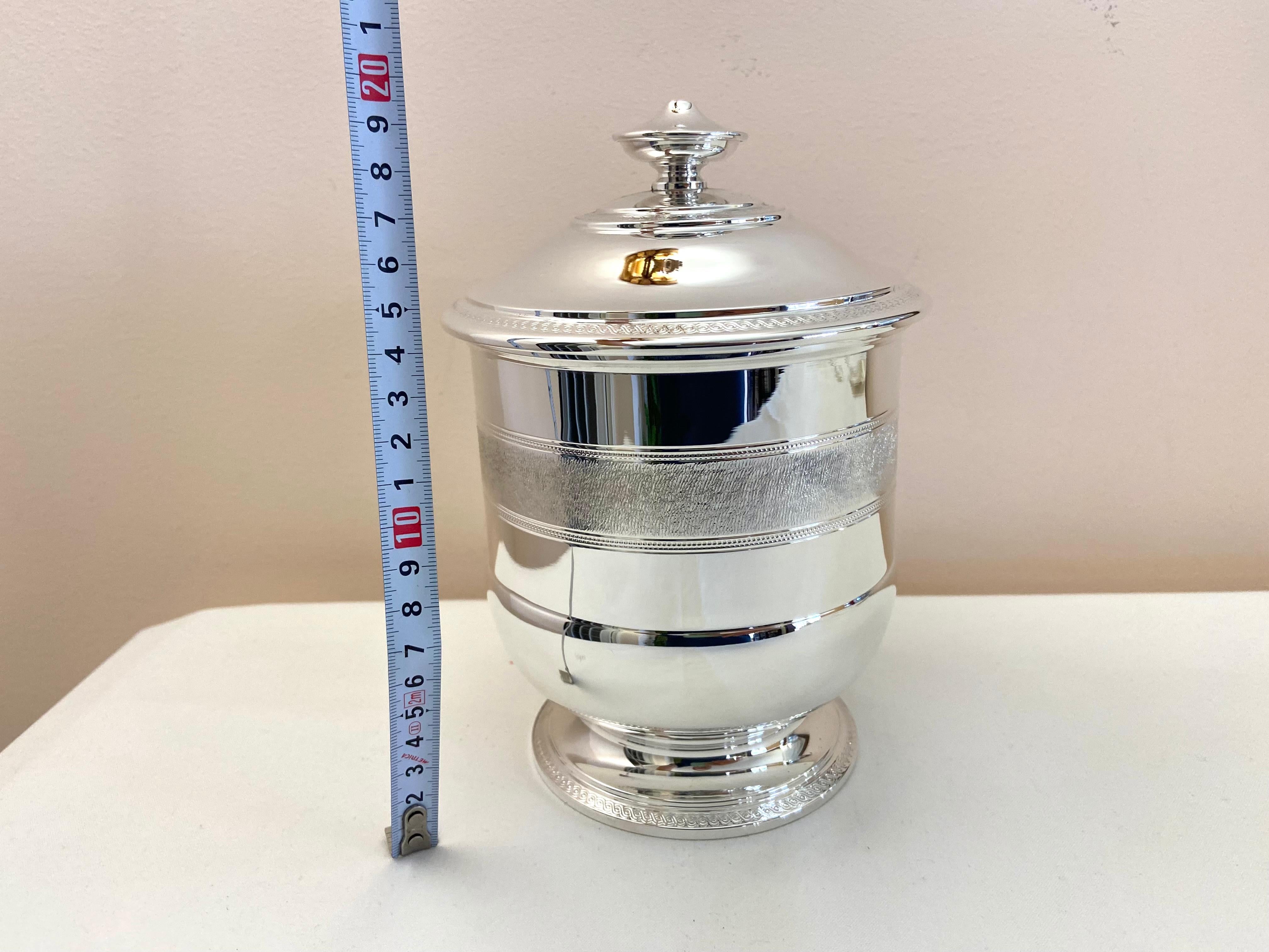 800 silver urn
New, in excellent condition, just factory polished, it has a diameter of 14 cm and is 20 cm high. It weighs 550 grams. Made by an Italian silversmith, as evidenced by the factory stamps which also attest to the 800 thousandth silver