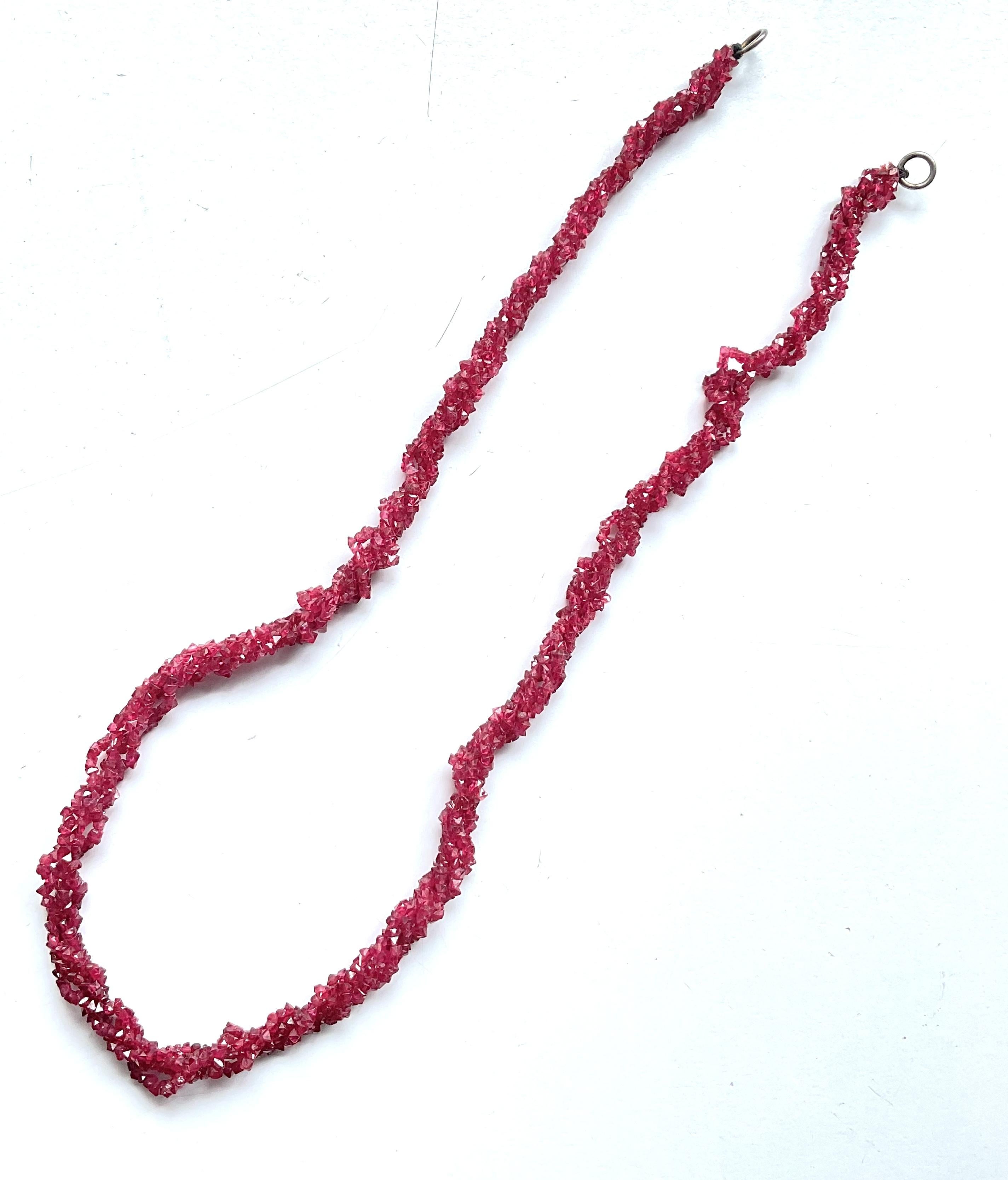 Non taillé Collier de perles naturelles de spinelle rouge octohedron non taillée de 80,00 carats en vente