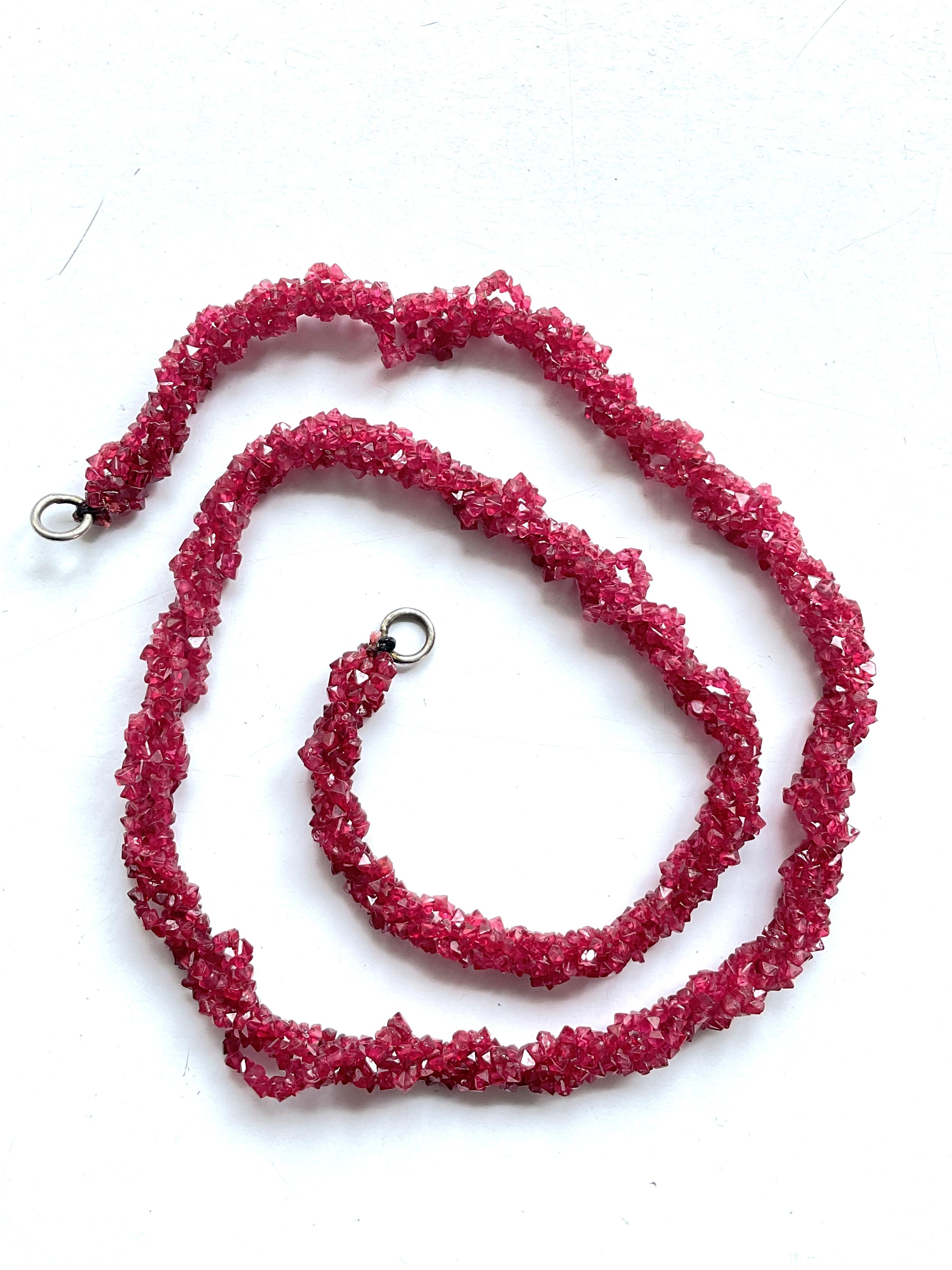 Collier de perles naturelles de spinelle rouge octohedron non taillée de 80,00 carats Unisexe en vente