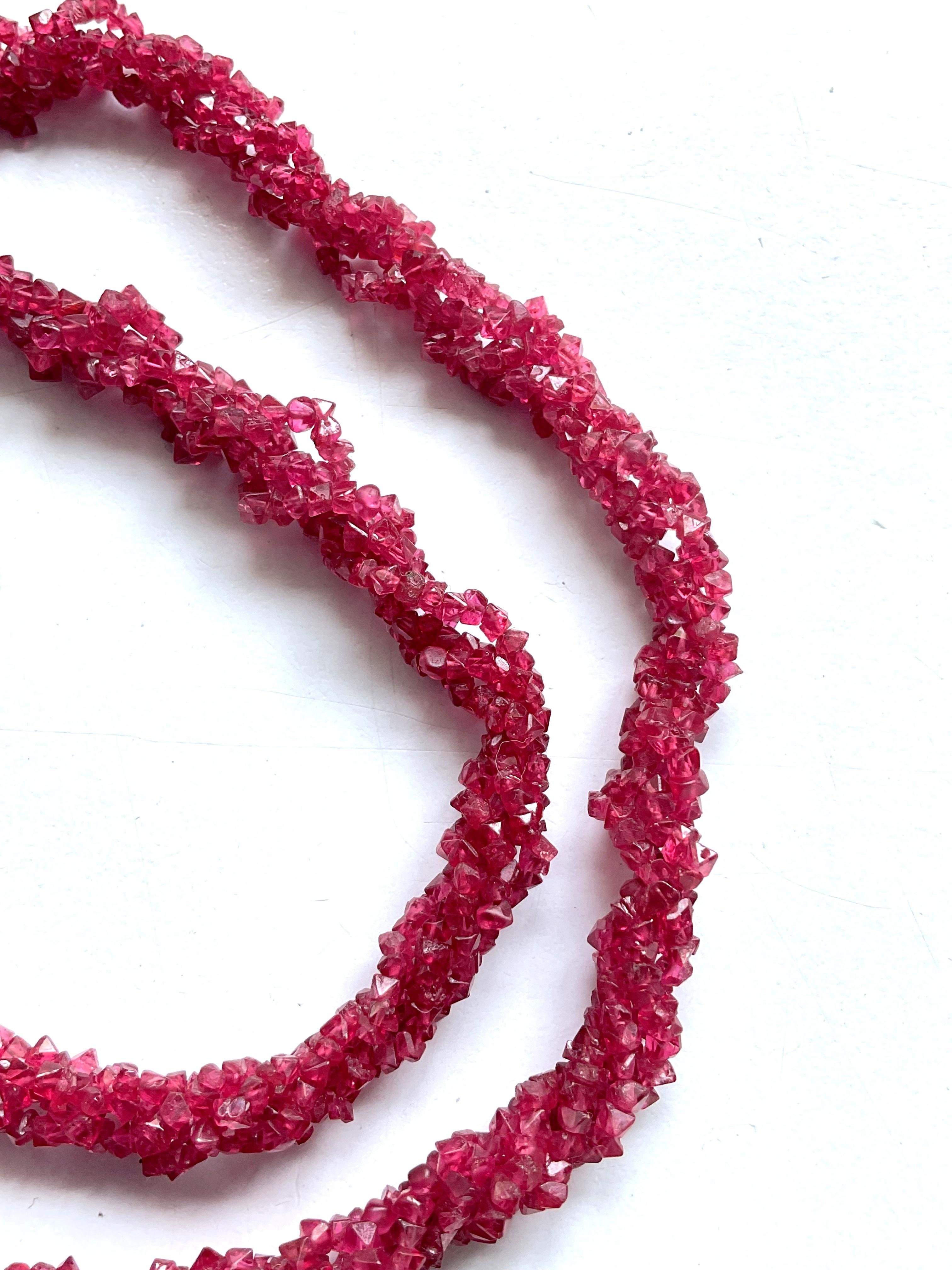 Collier de perles naturelles de spinelle rouge octohedron non taillée de 80,00 carats en vente 1