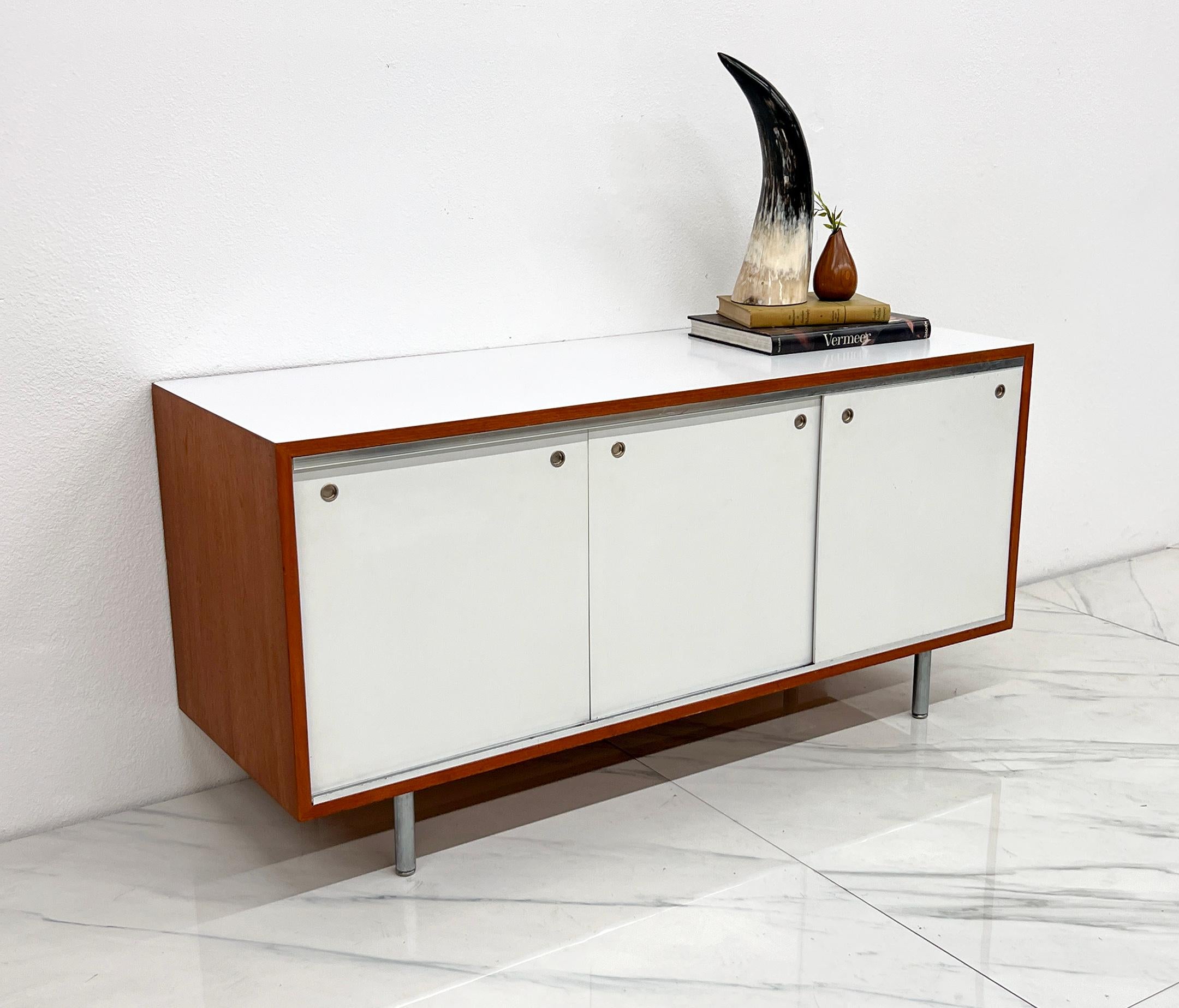 Diese Kredenz von George Nelson für Herman Miller aus der Serie 8000 verfügt nicht über zwei, sondern über drei Schiebetüren - eine so ungewöhnliche Konfiguration, dass wir online kein weiteres Beispiel finden konnten. Zunächst nahmen wir an, dass