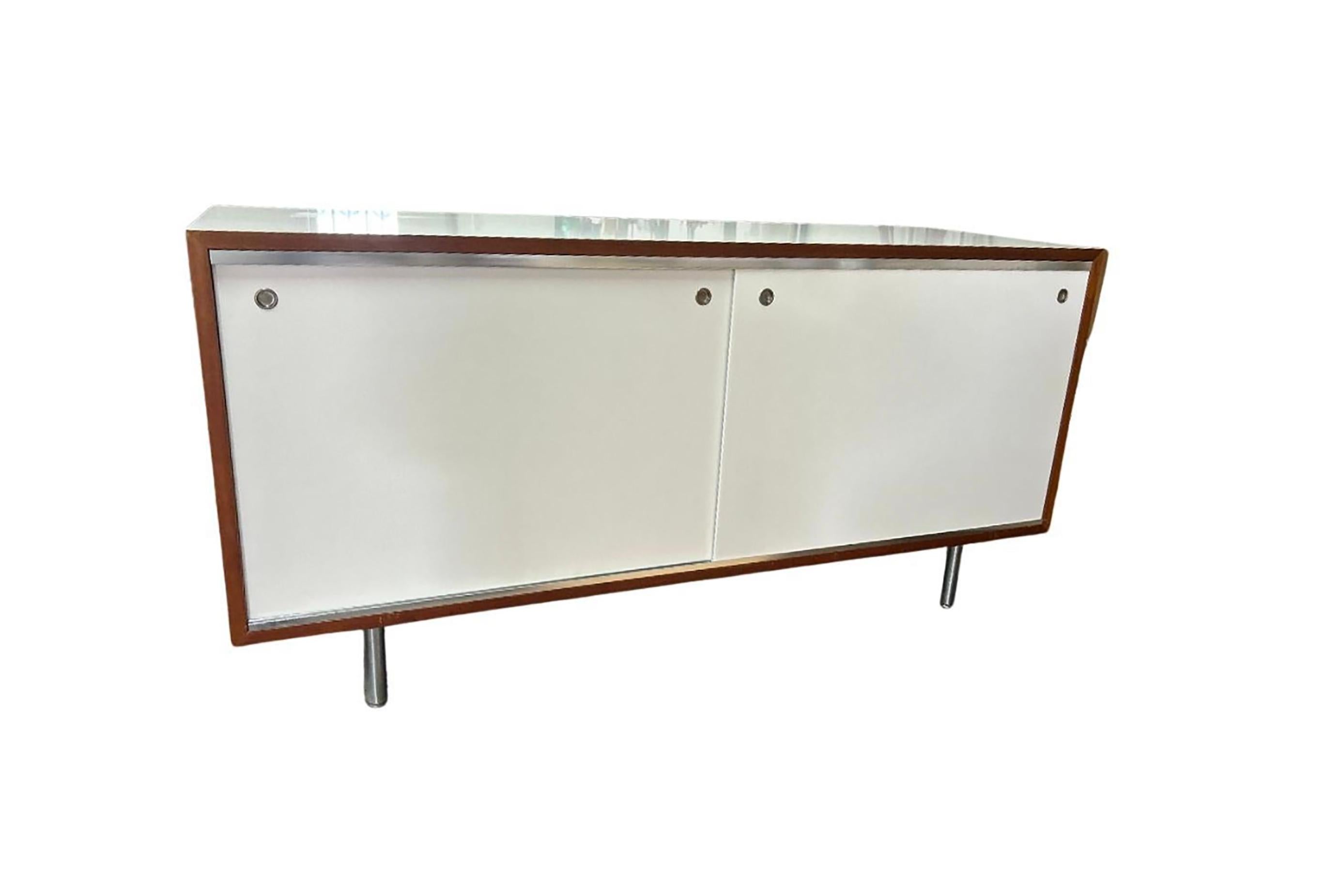 8000 Serie 3-türige Anrichte, George Nelson, Herman Miller, 1960er Jahre (Moderne der Mitte des Jahrhunderts) im Angebot