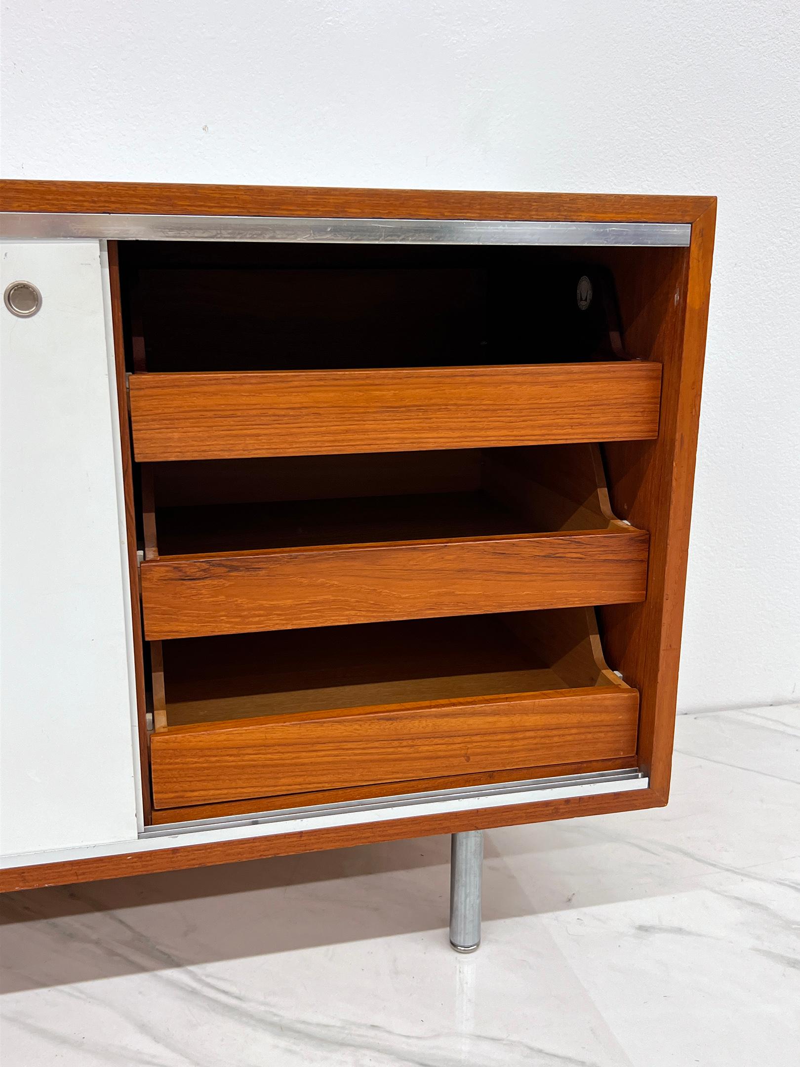 8000 Serie 3-türige Anrichte, George Nelson, Herman Miller, 1960er Jahre im Zustand „Gut“ im Angebot in Culver City, CA