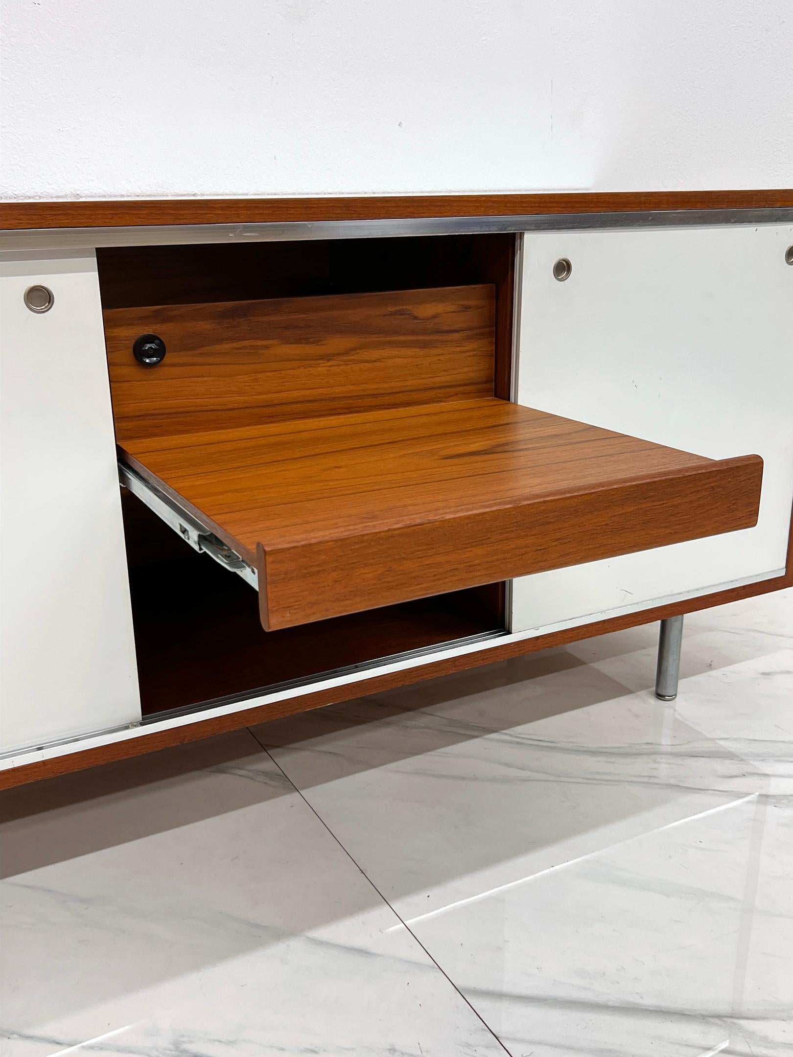 8000 Serie 3-türige Anrichte, George Nelson, Herman Miller, 1960er Jahre (Mitte des 20. Jahrhunderts) im Angebot