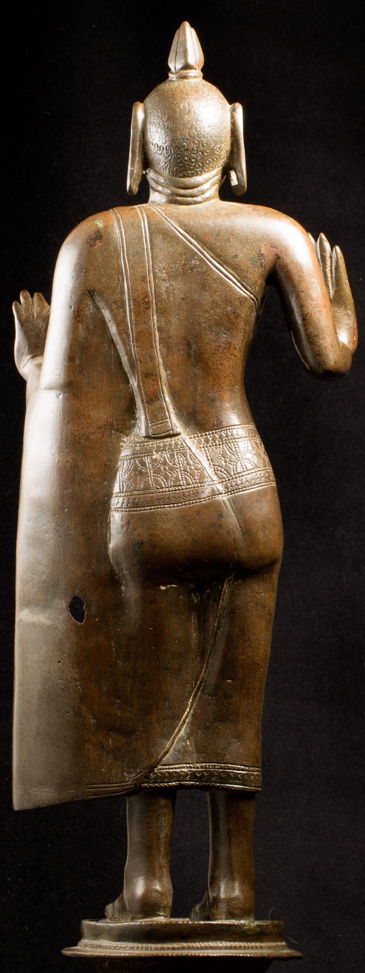 Très grand et rare bouddha en bronze de Nagapattinam du 14 au 16ème siècle, 8000 en vente 5