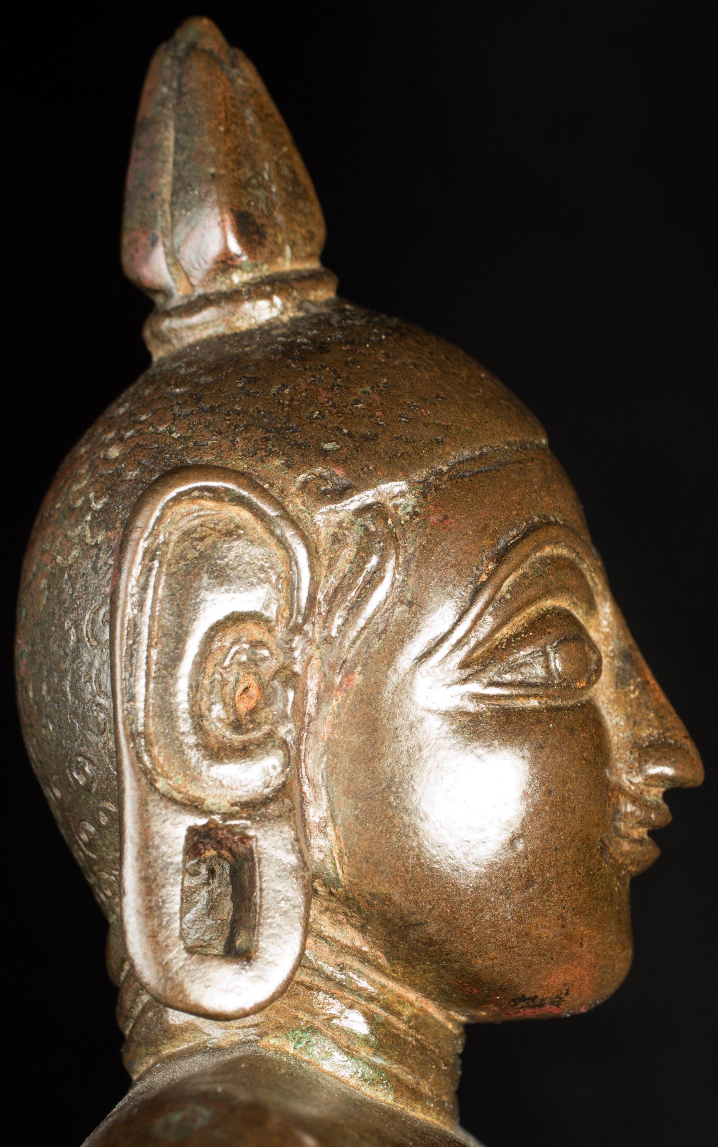 Très grand et rare bouddha en bronze de Nagapattinam du 14 au 16ème siècle, 8000 en vente 8
