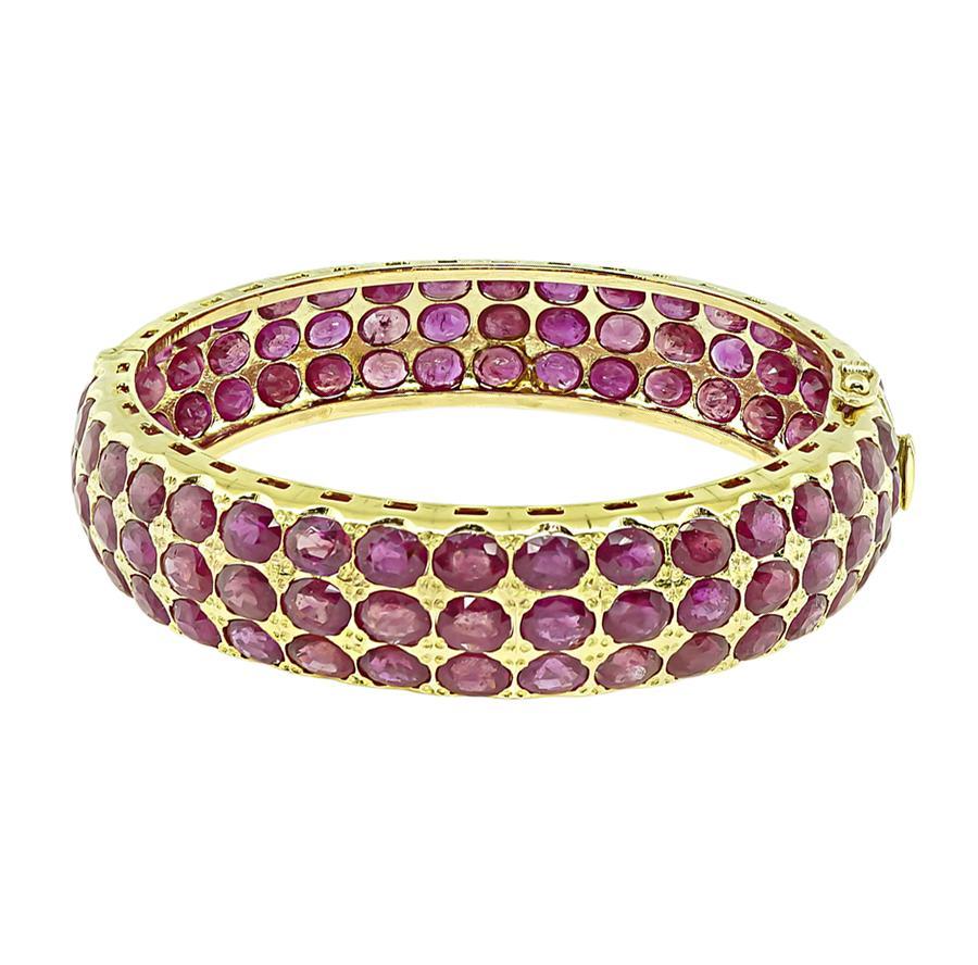 Taglio ovale Bangle in oro con rubino 80.00ct in vendita