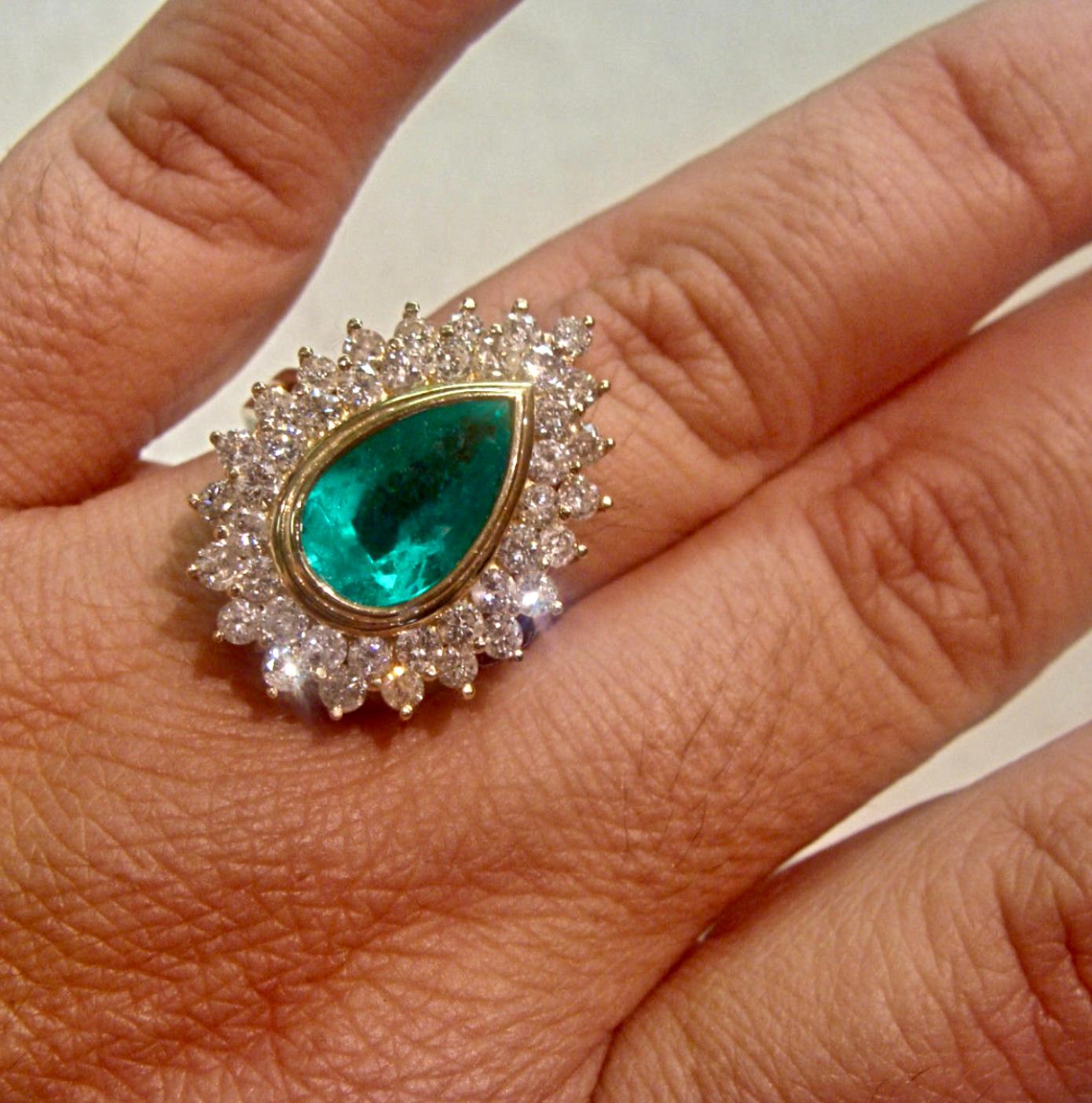 Contemporary 8.00 Carat Colombian Natural Emerald Diamonds Cocktail Ring 18 Karat Gold For Sale