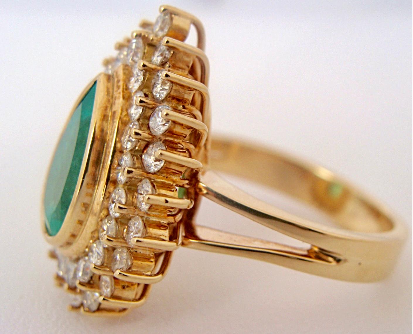 8.00 Carat Colombian Natural Emerald Diamonds Cocktail Ring 18 Karat Gold For Sale 2