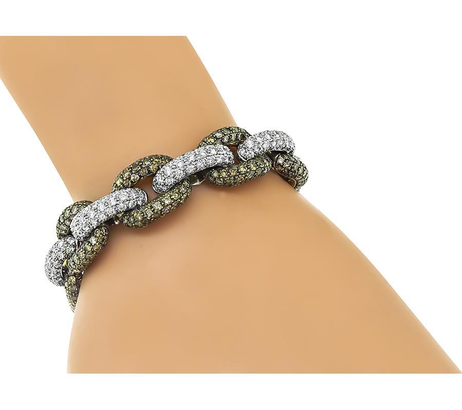 Voici un magnifique bracelet en or jaune et blanc 18 carats. Le bracelet est serti de diamants blancs ronds étincelants et de diamants bruns de couleur naturelle orange qui pèsent respectivement environ 8,00ct et 13,00ct. La couleur des diamants