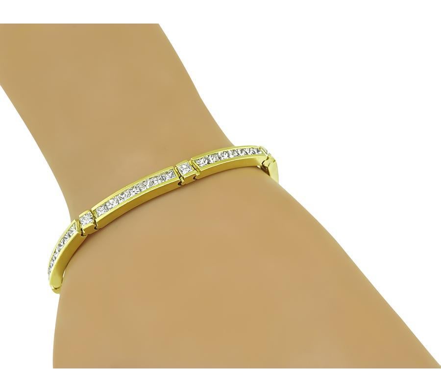 Il s'agit d'un magnifique bracelet en or jaune 18 carats. Le bracelet est serti de diamants de taille princesse étincelants qui pèsent environ 8.00ct. La couleur des diamants est H avec une clarté VS. Le bracelet mesure 7 pouces de long et 4,5 mm de