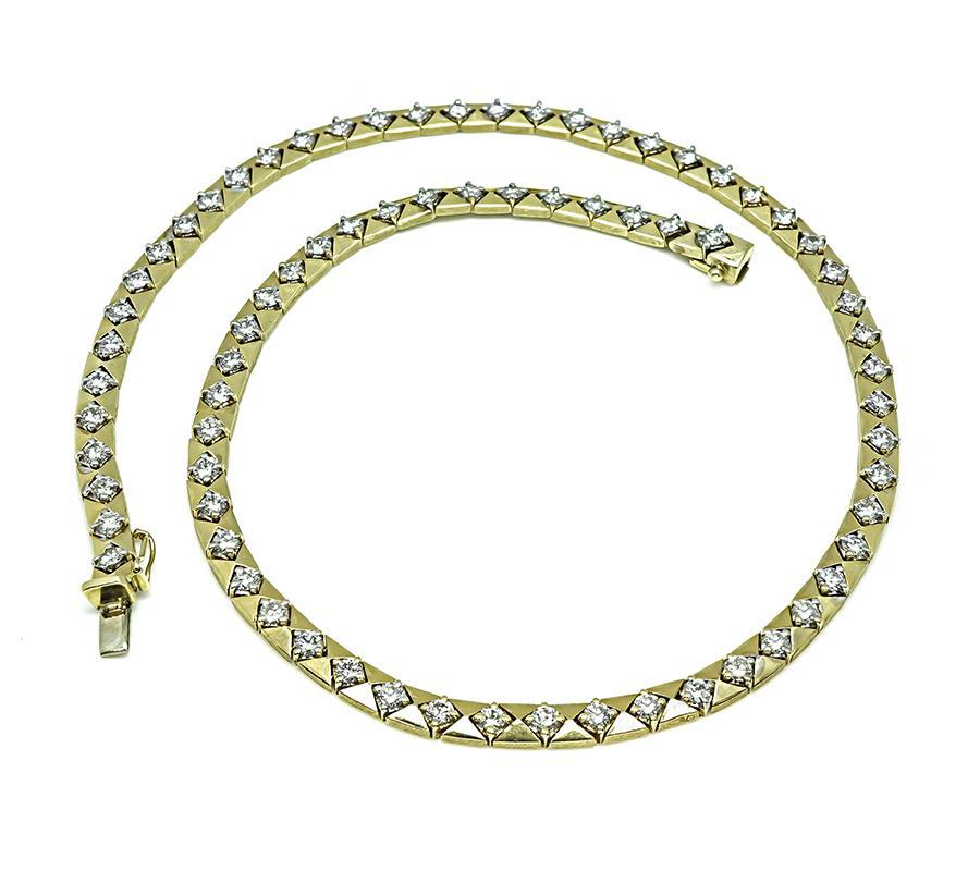 Se trata de un fabuloso collar de oro amarillo de 14 quilates. El collar está engastado con brillantes diamantes de talla redonda que pesan aproximadamente 8.00 ct. El color de estos diamantes es H con claridad VS. El color de los diamantes es H con