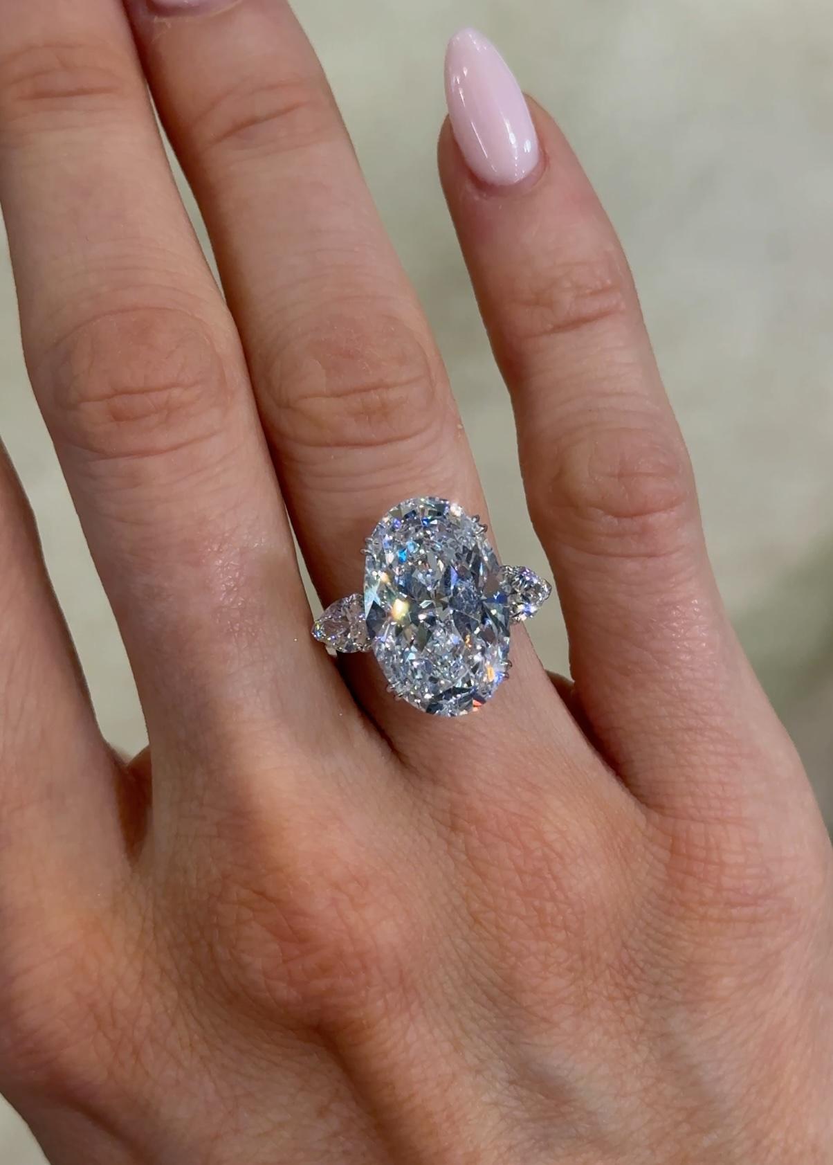 Moderne Bague de fiançailles à diamant ovale naturel de 8.00ct certifiée GIA en vente
