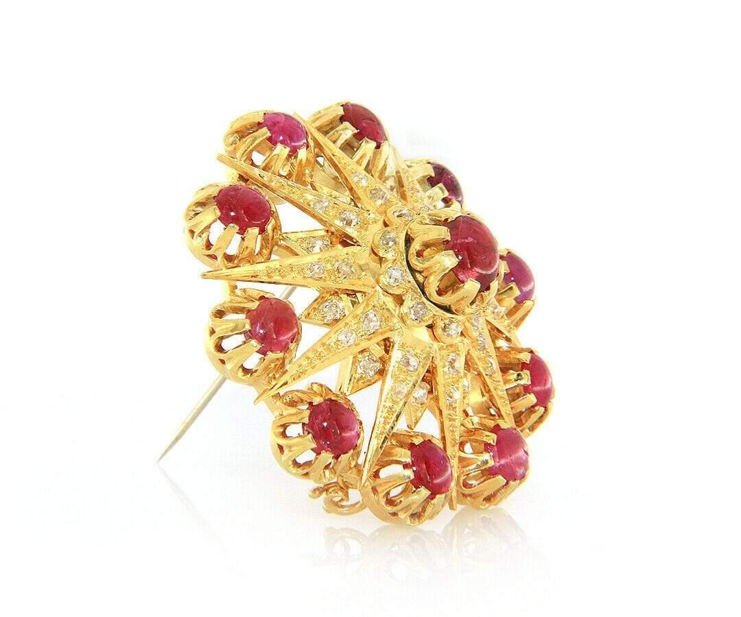 Round Cut 8.00ctw Ruby and 1.00ctw Diamond Starburst Brooch in 18K Yellow Gold For Sale