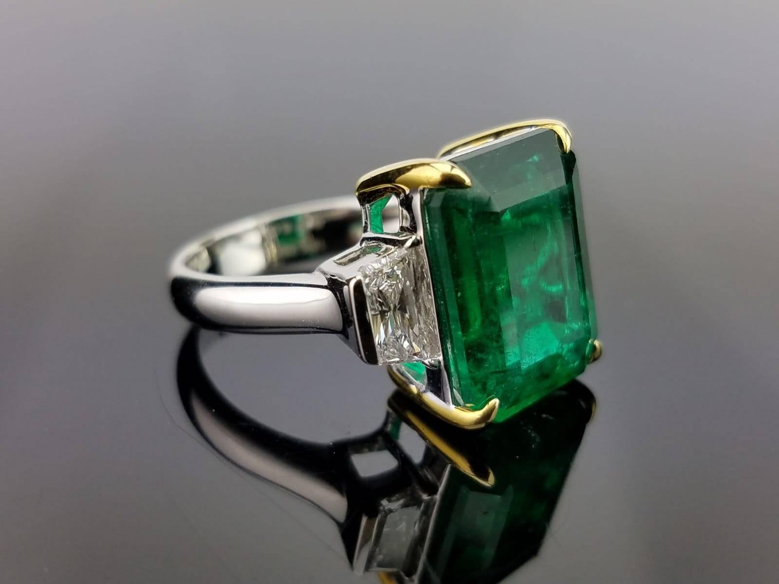 A classic three stone ring, with a 8.01 carat high quality and great colour emerald cut Zambian Emerald centre stone and 2 trapeze 0.77 carat side stone Diamonds. 

Stone Details: 
Stone: Emerald
Carat Weight: 8.01 Carats

Diamond Details: 
Total