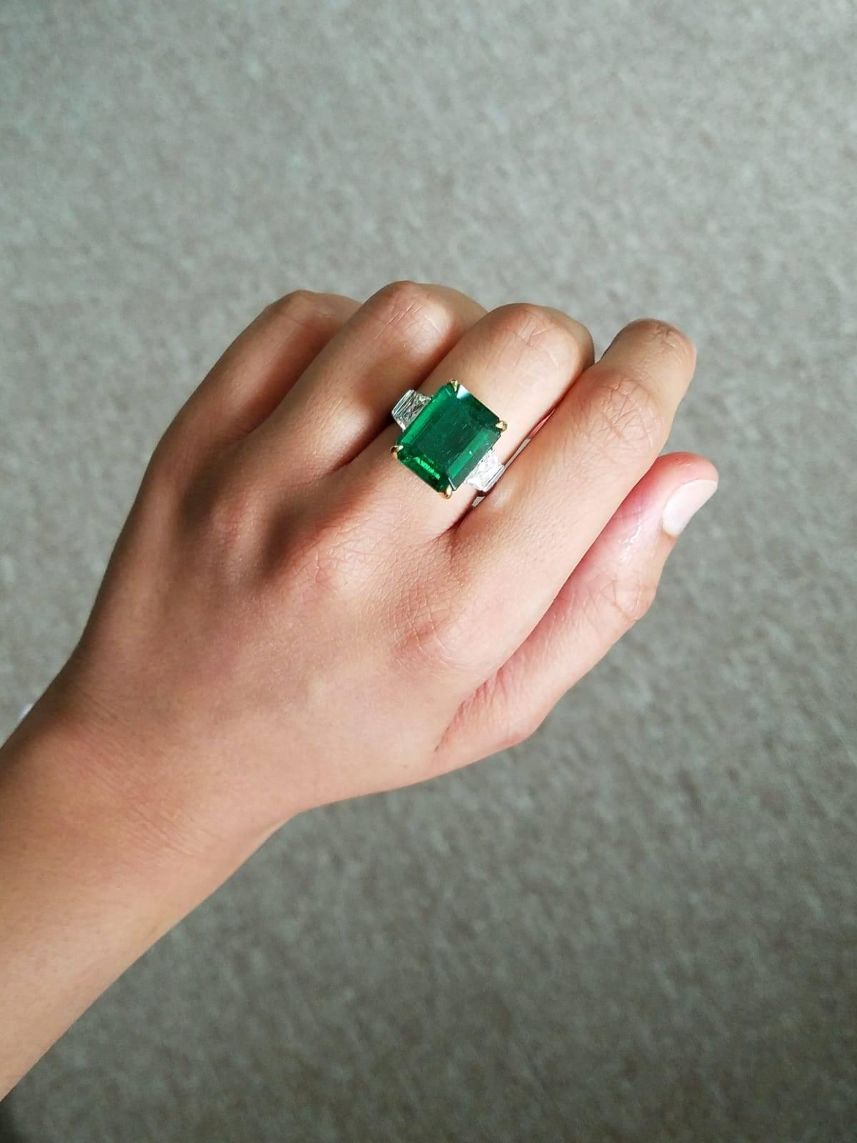 8.01 Carat Emerald and Diamond Three-Stone Cocktail Ring In New Condition In Bangkok, Thailand