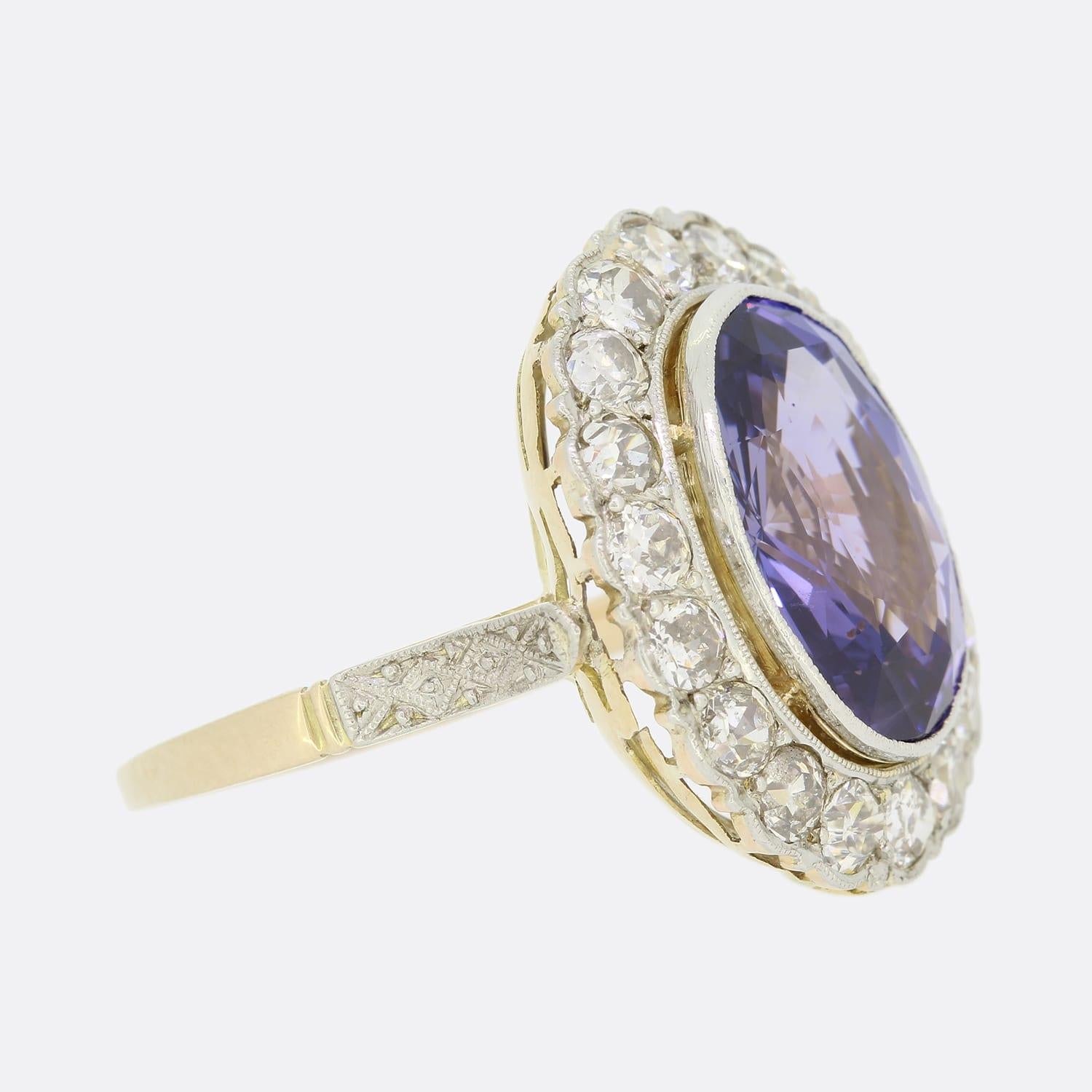 8,01 Karat unerhitzter Farbwechsel Saphir und Diamant-Cluster-Ring (Ovalschliff) im Angebot