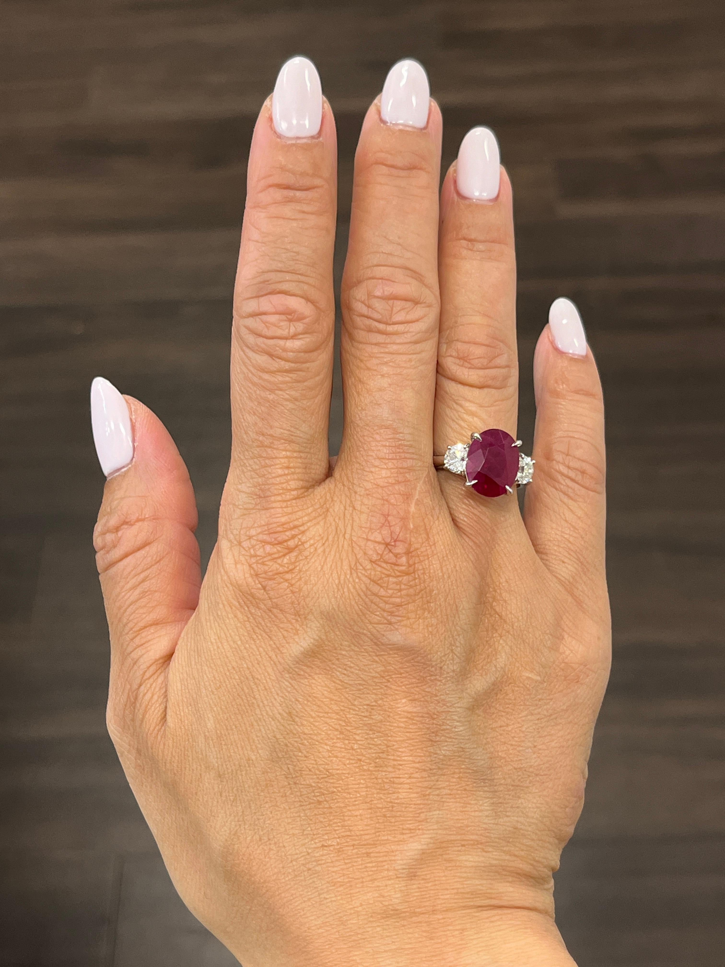 Dieser wunderschöne, zertifizierte Ring mit natürlichem Burma-Rubin und Diamanten ist ein echter Hingucker! Mit einem Gesamtkaratgewicht von 8,01 weist dieser Ring 2 Trapeze auf, die die Seiten des natürlichen Burma-Rubins zieren. Die Diamanten