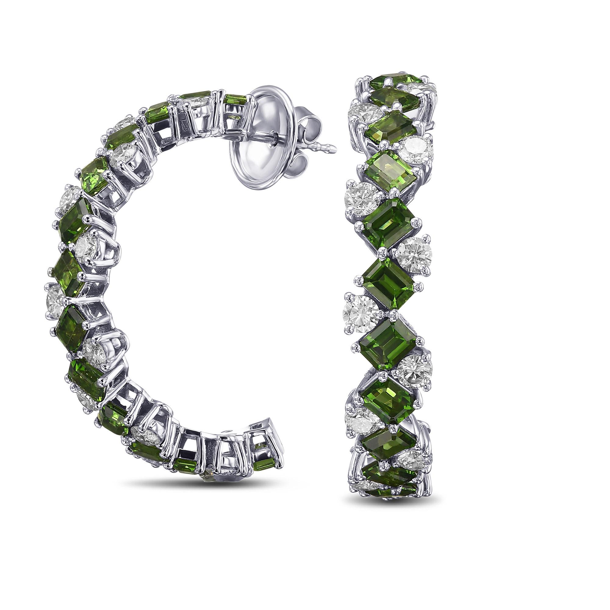 Un elegante paio di orecchini con tormaline verdi e diamanti, con tormaline a forma di smeraldo e brillanti di diamanti bianchi disposti a zig-zag alternati e montati in oro bianco 18 carati. Gli orecchini possono essere acquistati come parte di un