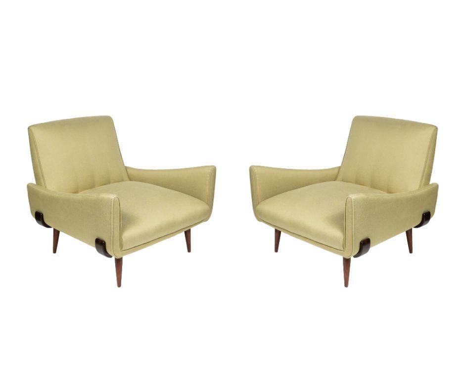 Entre los diseños tapizados más elegantes de Zalszupin, los sillones 801 expresan su característica mezcla de precisión y calidez. Los esculturales reposabrazos fluyen a la perfección hacia la estructura del asiento, mientras que las patas de