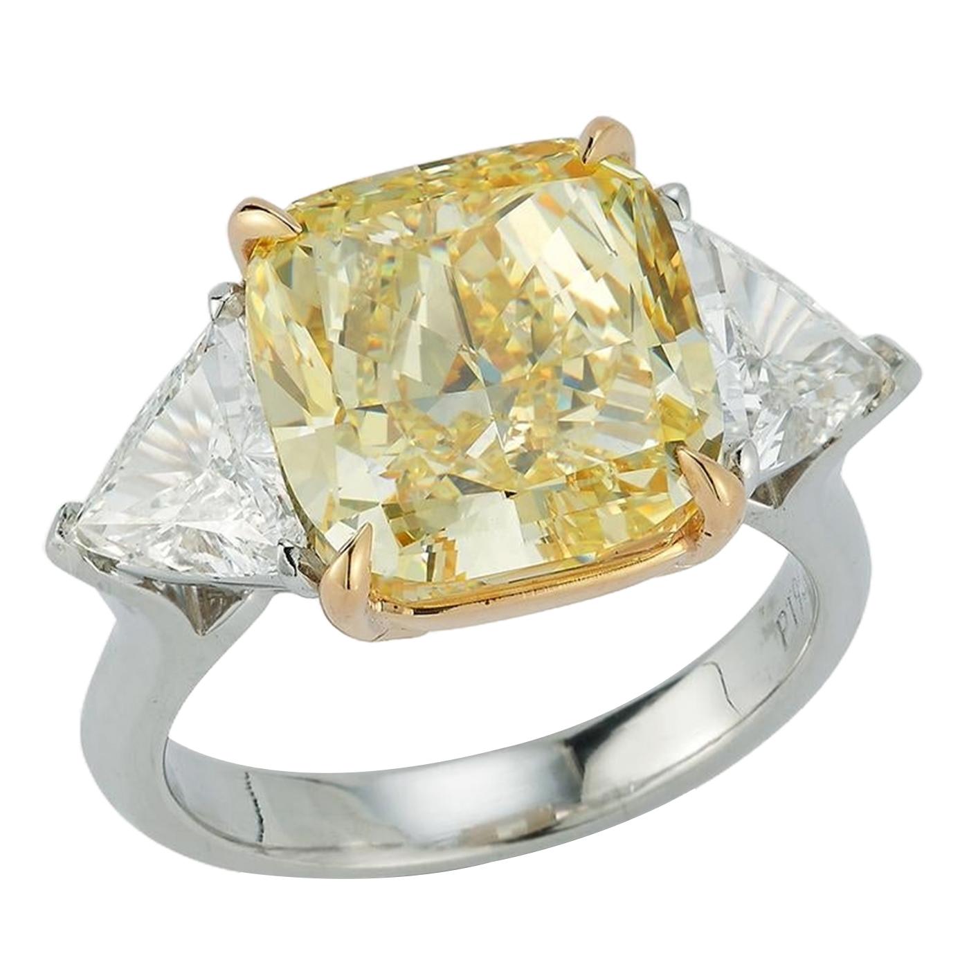 Ein atemberaubender Dreistein-Diamantring mit einem leuchtenden 8,01 Karat Fancy Yellow Diamant im Kissenschliff, zertifiziert von GIA (Report #15046134), mit natürlicher Farbe und gleichmäßiger Verteilung. Dieser außergewöhnliche Mittelstein hat