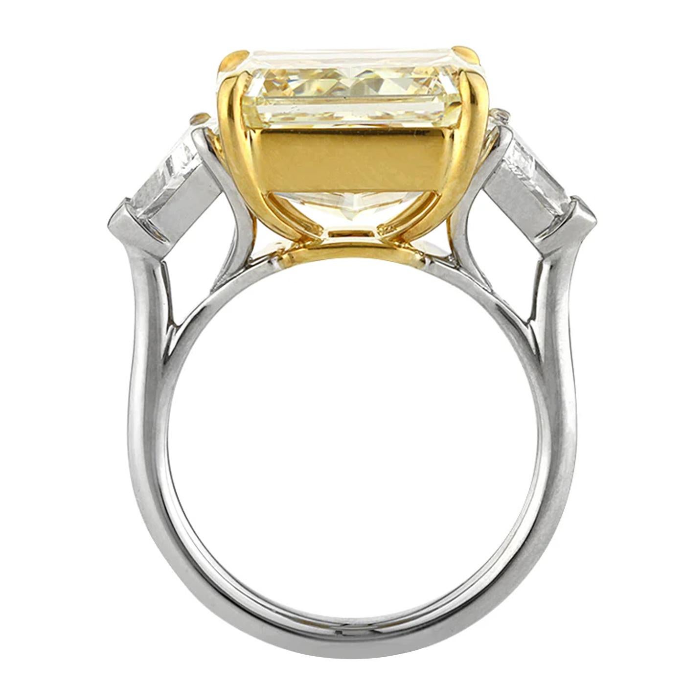 8,01 Karat GIA Kissenschliff Fancy Gelber 1,45 Karat Dreistein-Diamantring mit atemberaubendem Fancy-Diamant im Zustand „Hervorragend“ im Angebot in Aventura, FL