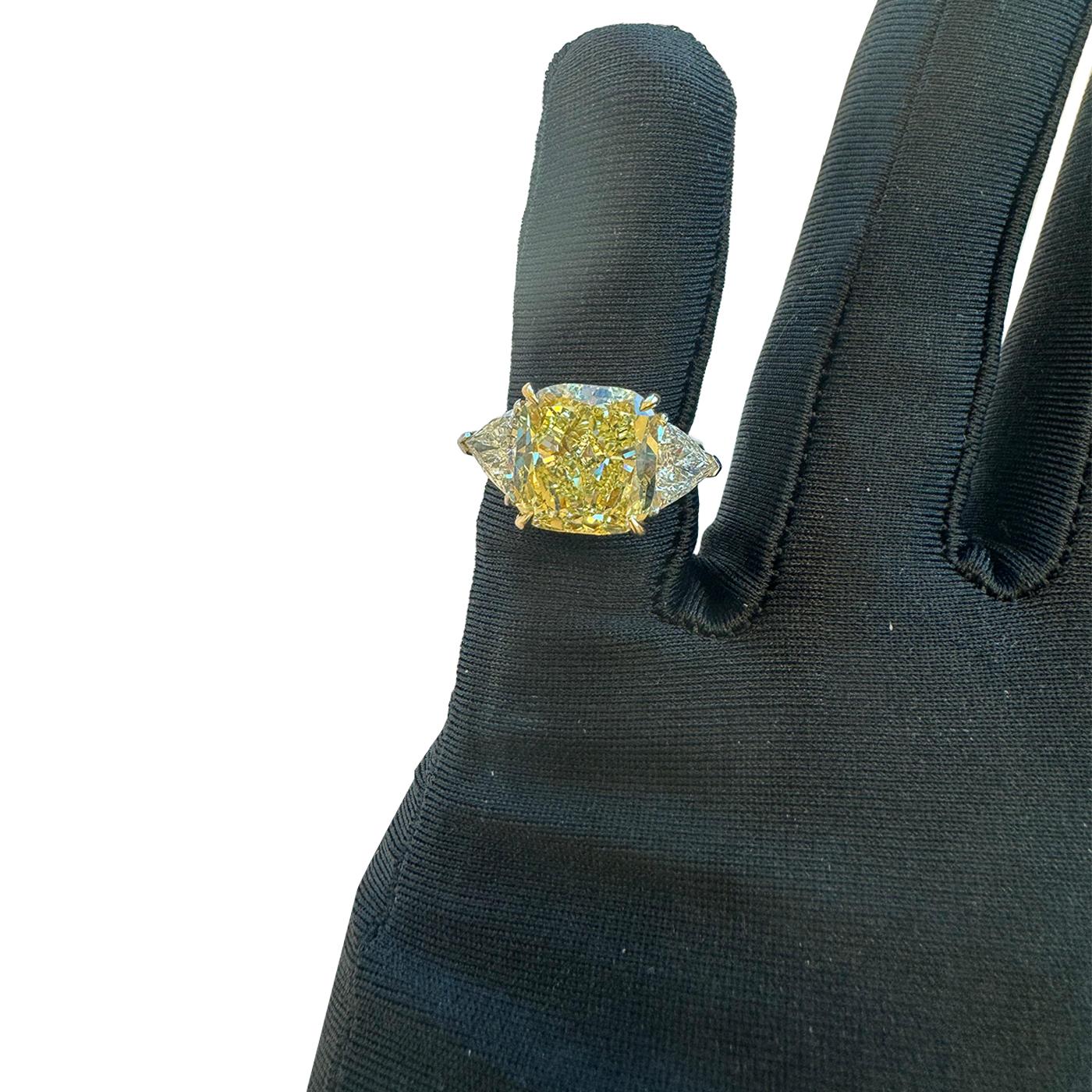 8,01 Karat GIA Kissenschliff Fancy Gelber 1,45 Karat Dreistein-Diamantring mit atemberaubendem Fancy-Diamant für Damen oder Herren im Angebot